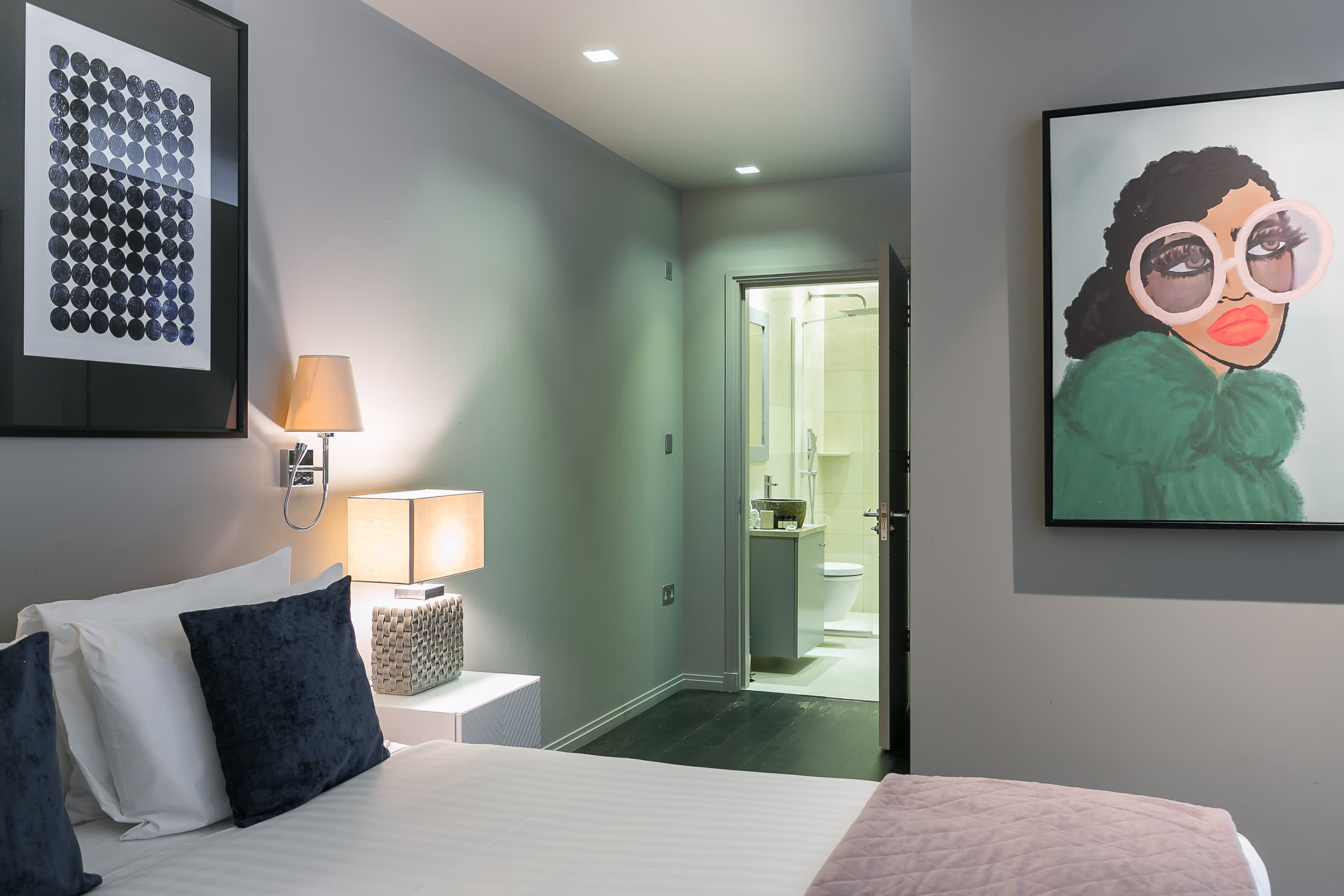 View Covent Garden Duplex · 2 Bed · Sleeps 4 in Stukeley Street, 1 WC2B Covent Garden Duplex · 2 Bed · Sleeps 4 in Stukeley Street, 1 WC2B - Property image 14 - VivreStays