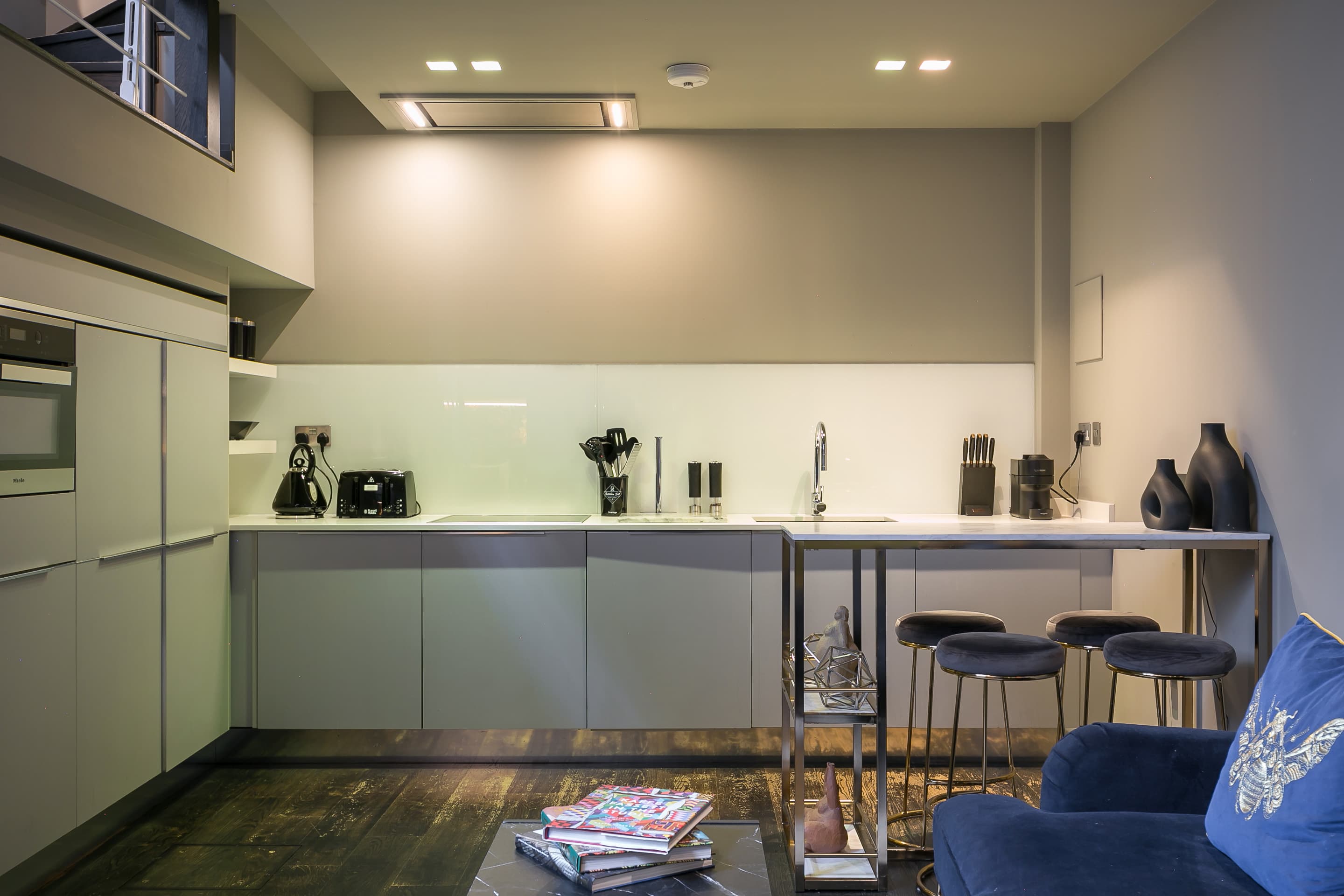 View Covent Garden Duplex · 2 Bed · Sleeps 4 in Stukeley Street, 1 WC2B Covent Garden Duplex · 2 Bed · Sleeps 4 in Stukeley Street, 1 WC2B - Property image 22 - VivreStays