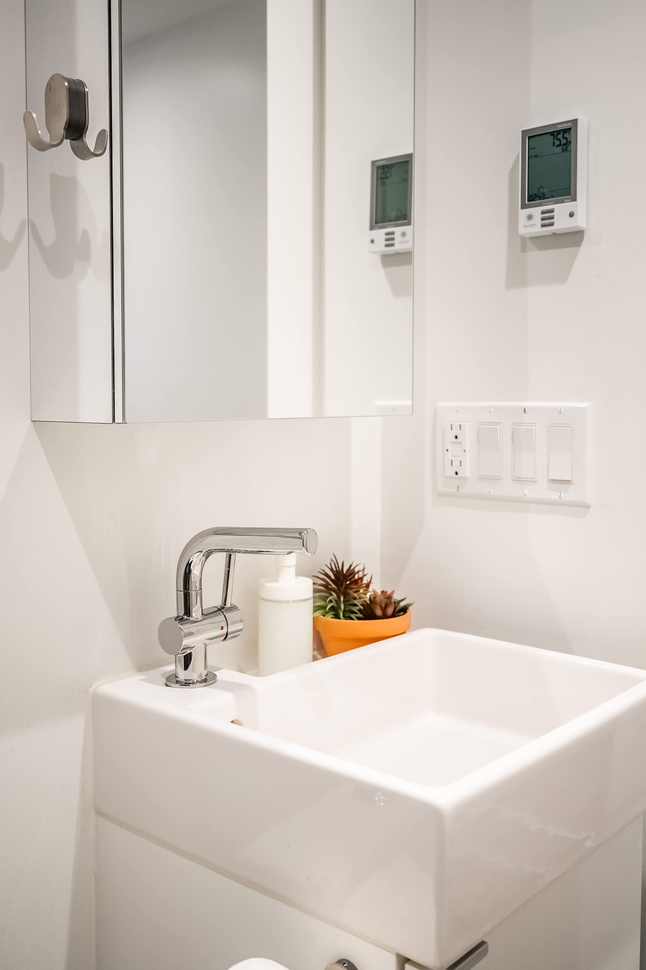 Stylish Suite Close to High Park Subway | Photo 14