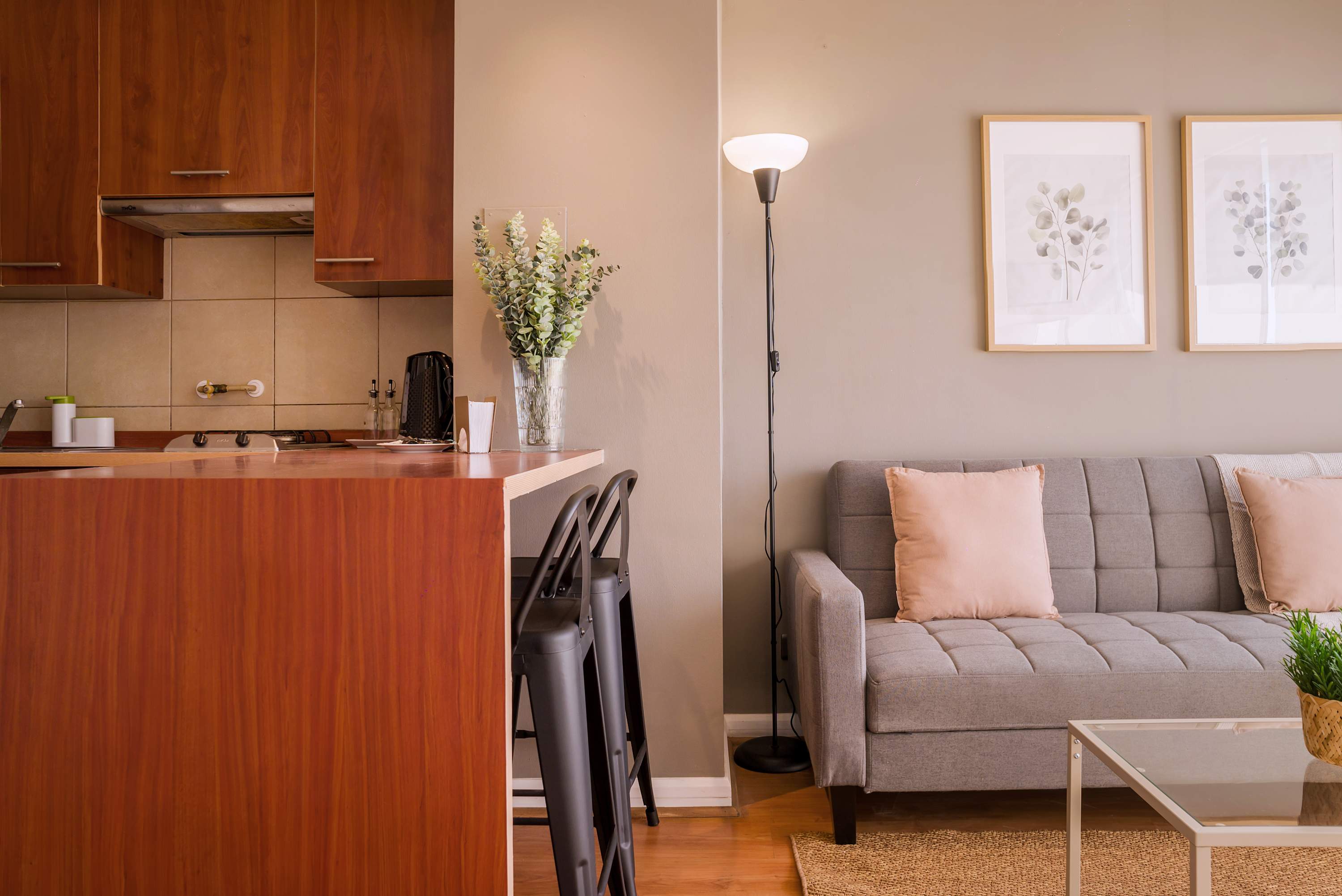 Cozy living area with modern decor and a fully-equipped kitchen, perfect for relaxing after exploring the city.