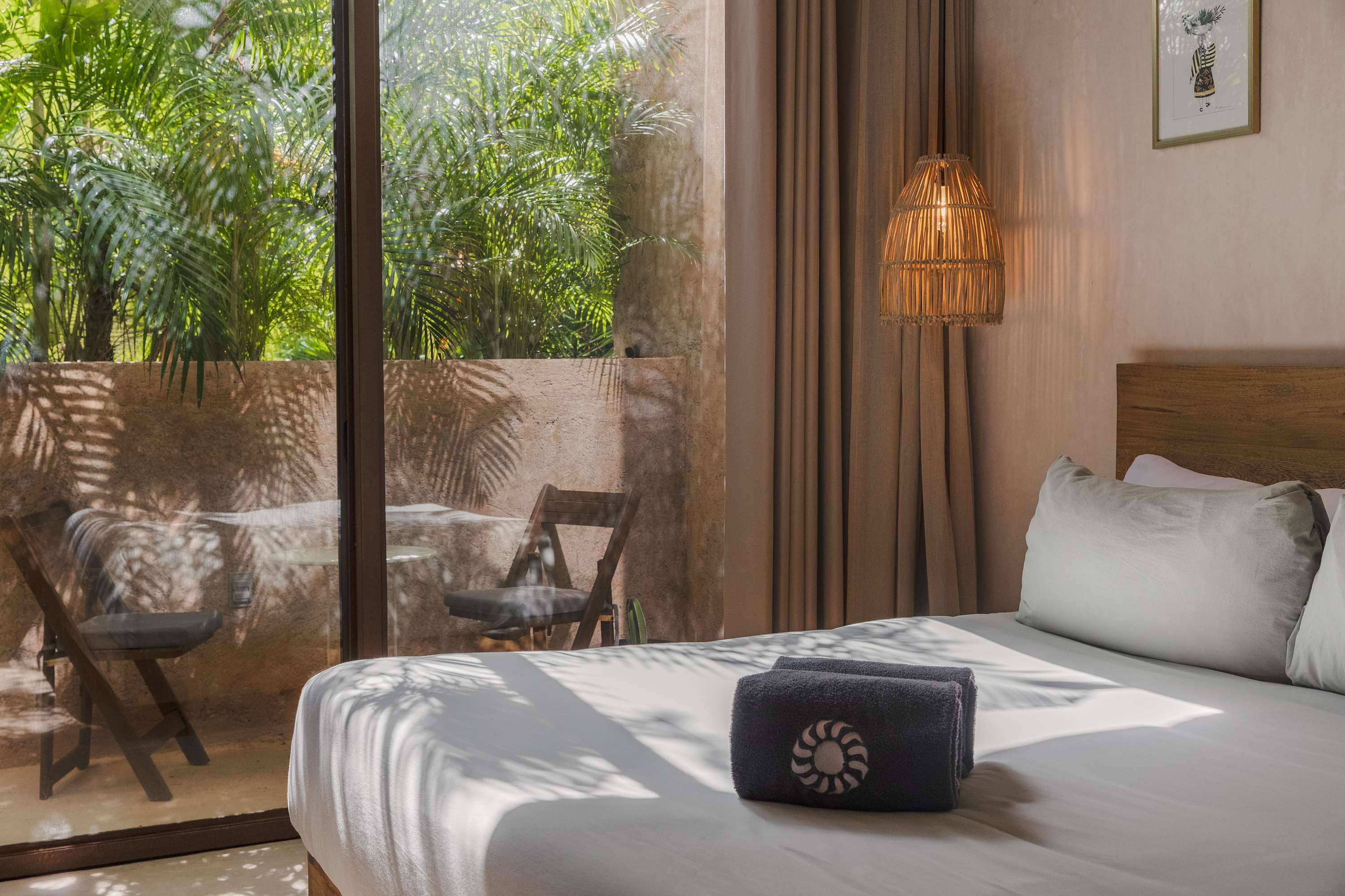 Lovely bedroom, spacious and beautifully illuminated with natural light, creating a warm and romantic atmosphere.
