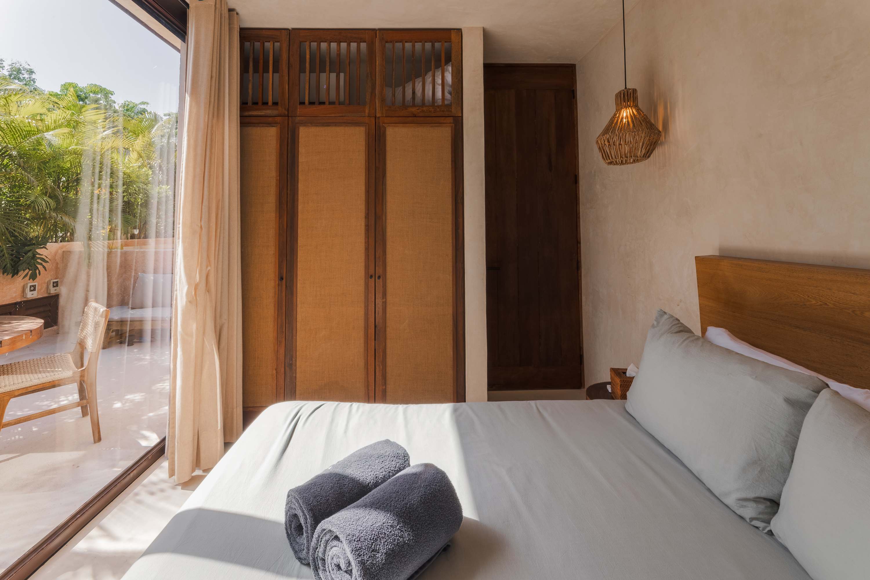 Lovely bedroom, spacious and beautifully illuminated with natural light, creating a warm and romantic atmosphere.

