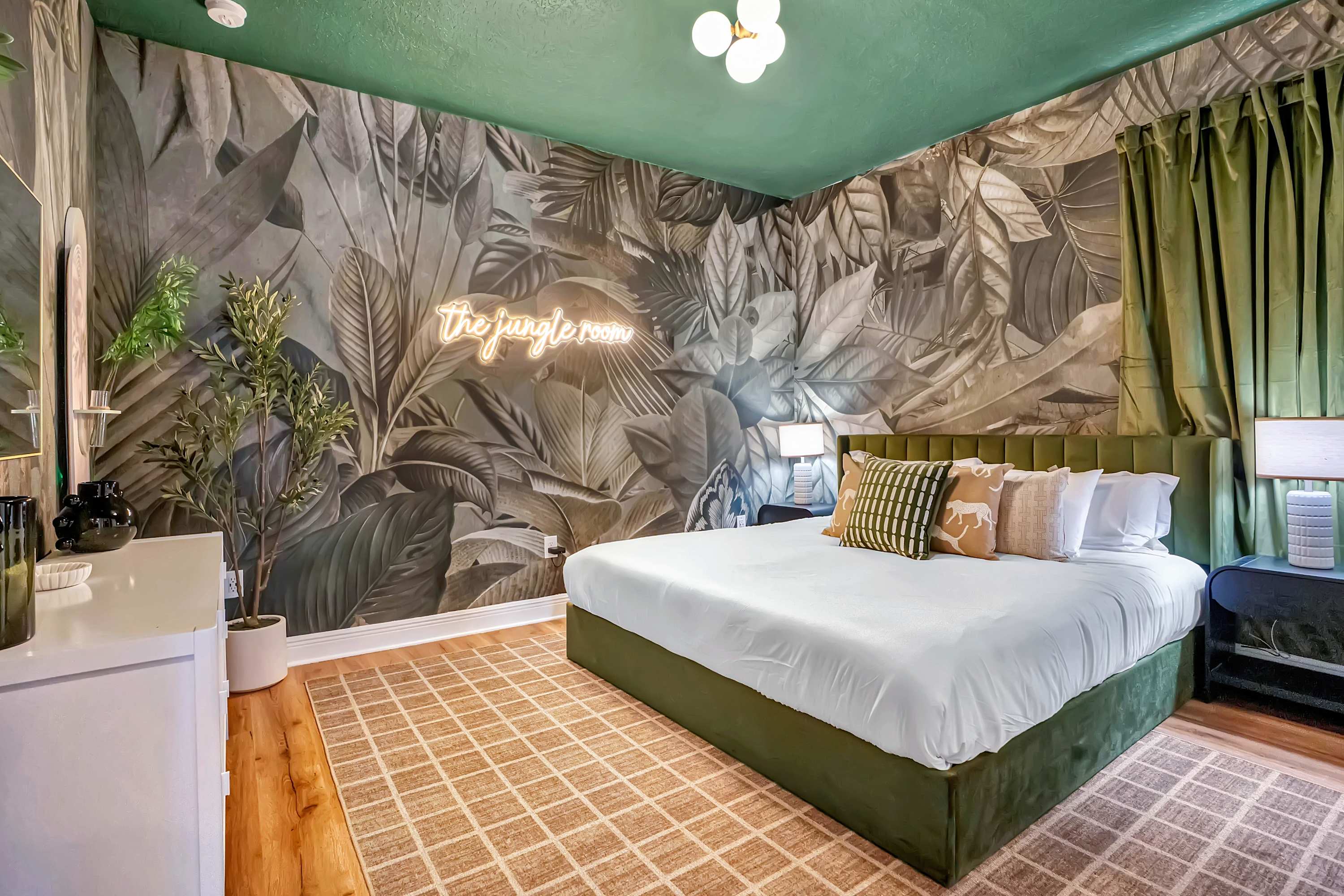 Themed 8BR retreat pool hot tub game room