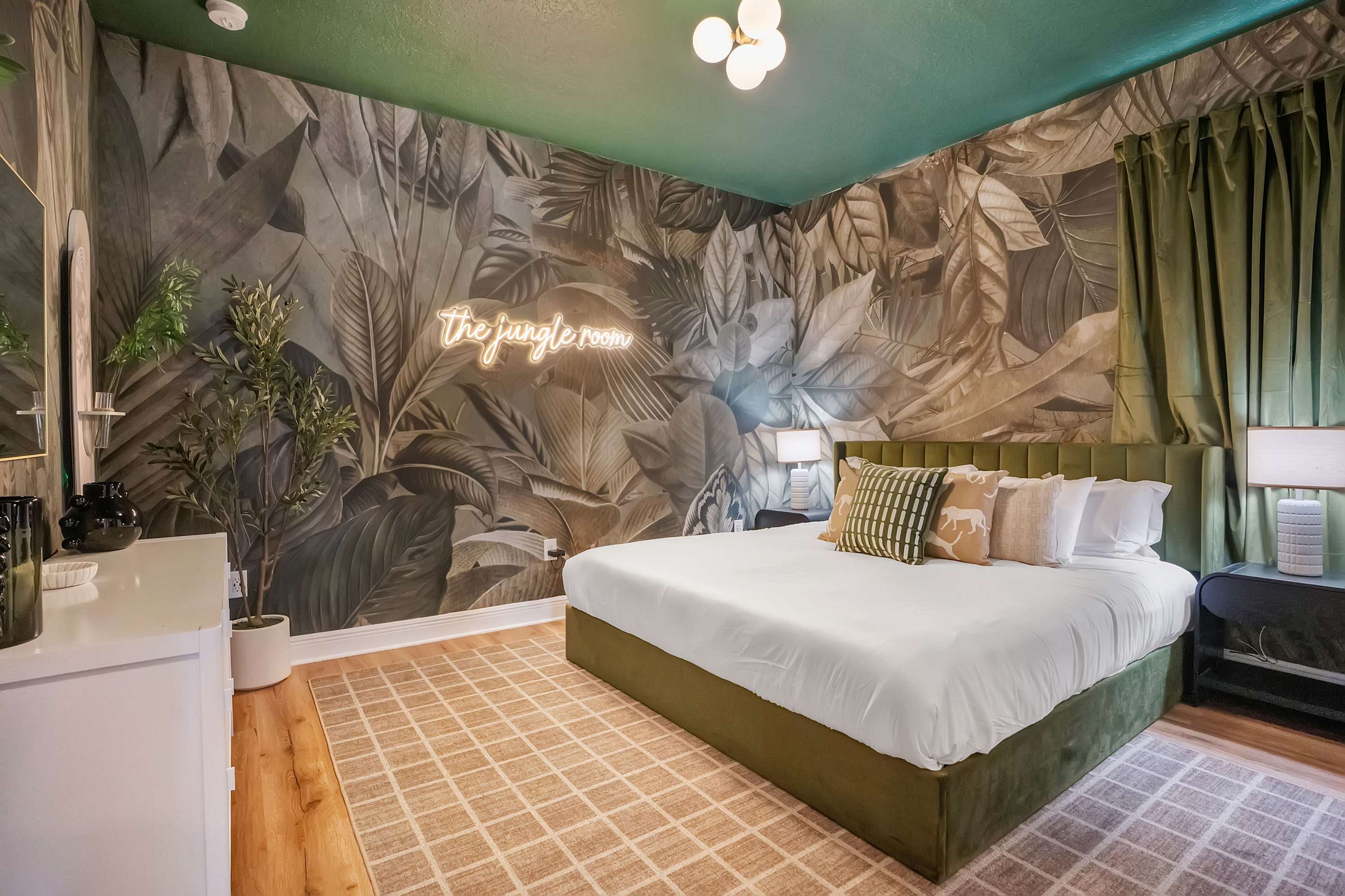 Themed 8BR retreat pool hot tub game room