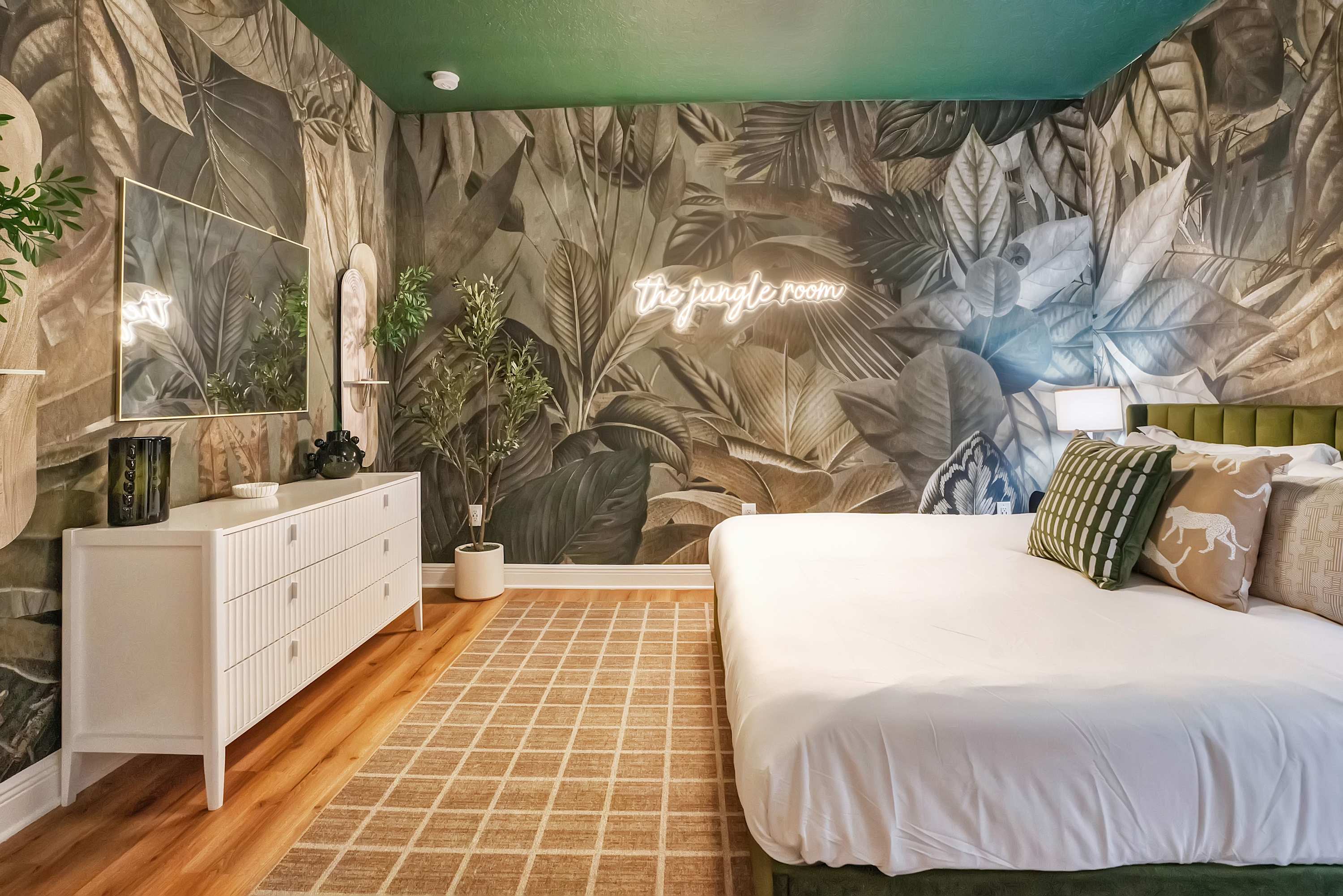 Themed 8BR retreat pool hot tub game room