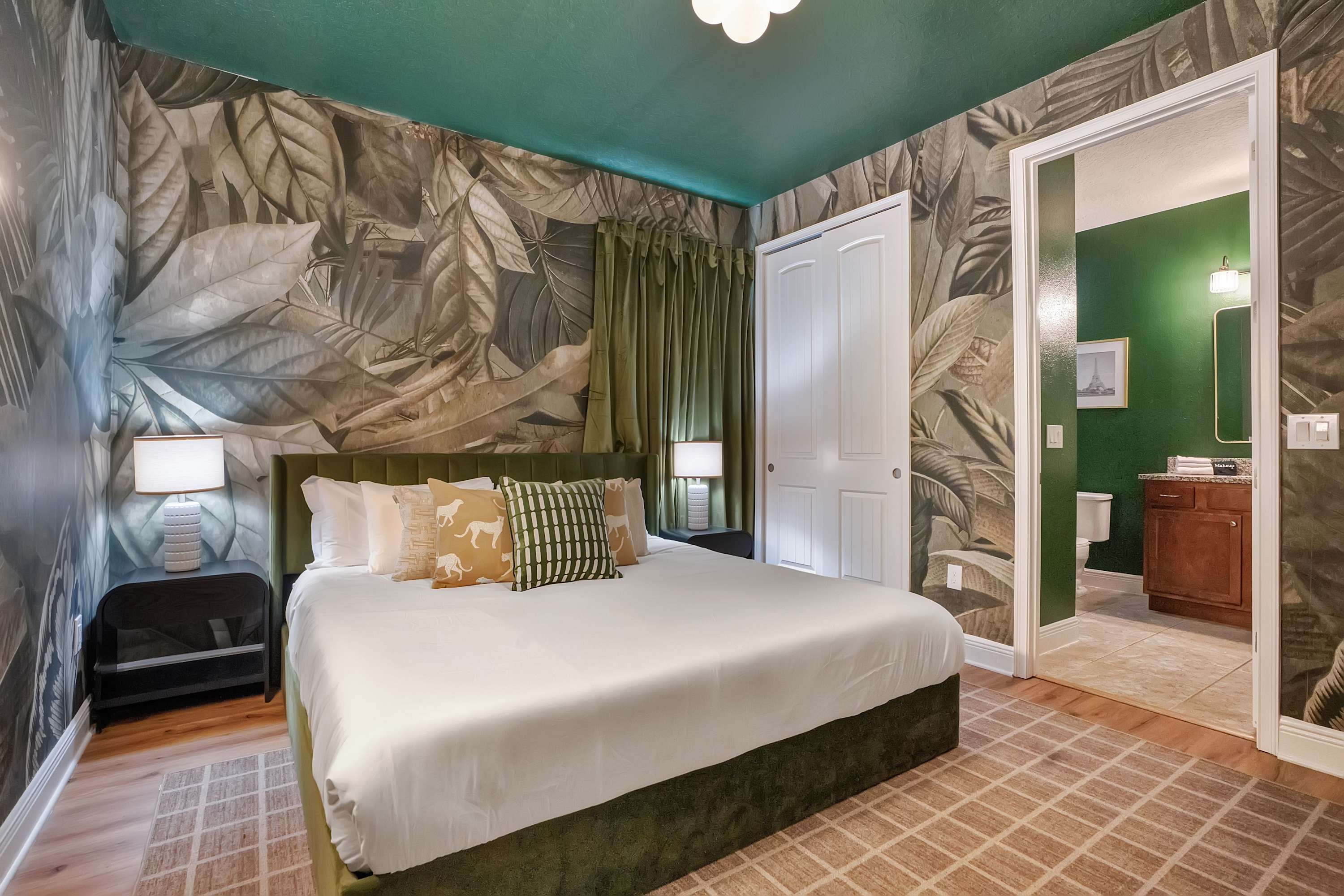 Themed 8BR retreat pool hot tub game room