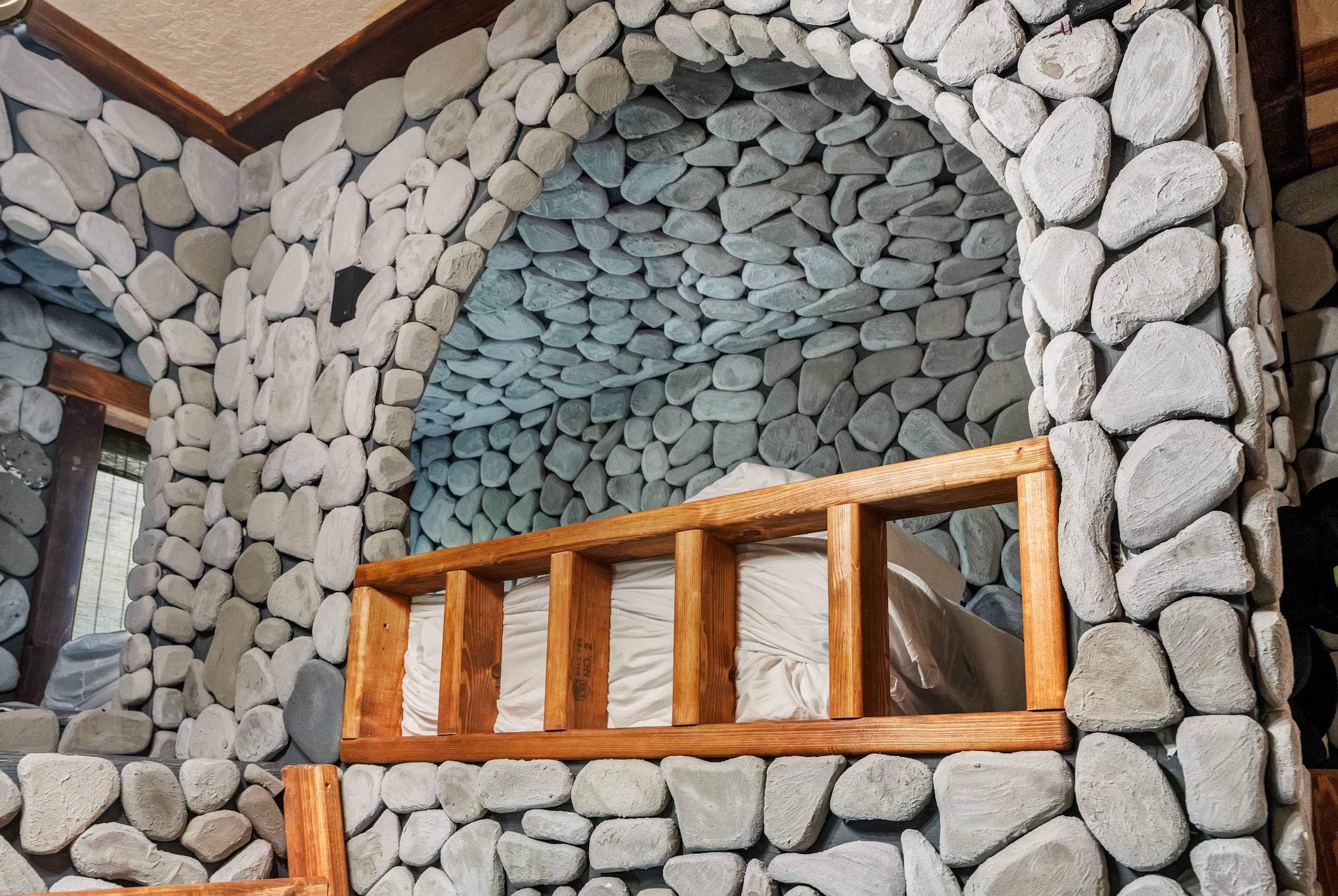 Themed 8BR retreat pool hot tub game room