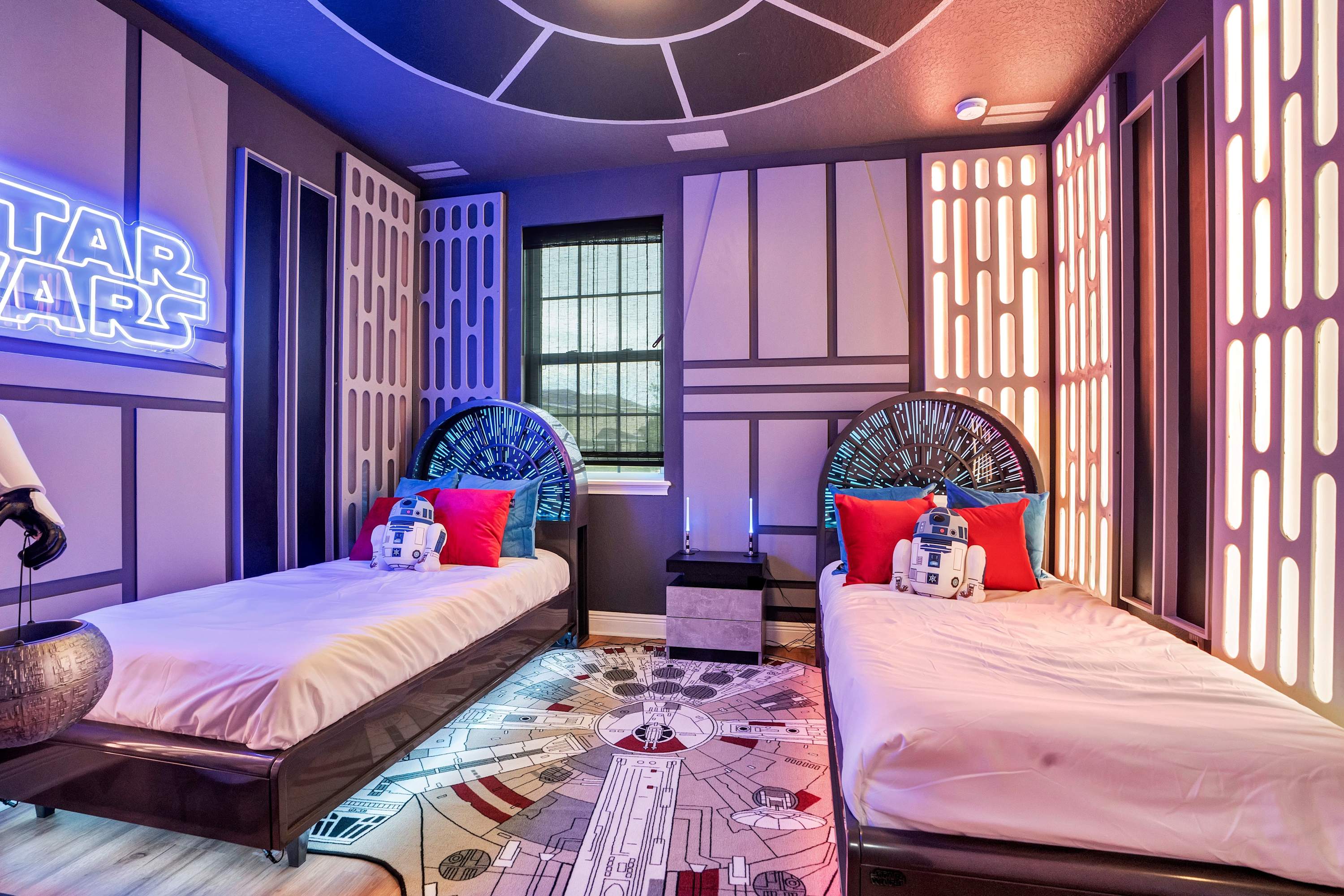 Themed 8BR retreat pool hot tub game room