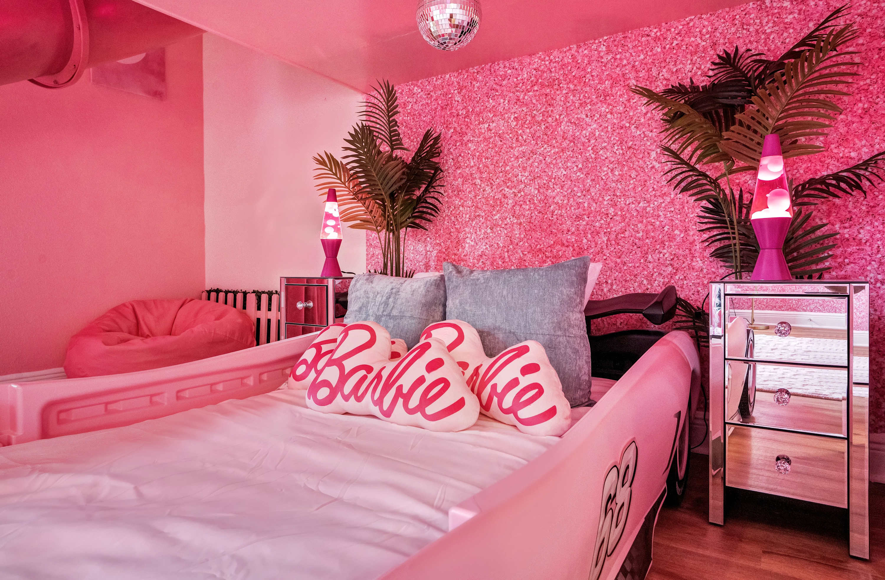 Themed 8BR retreat pool hot tub game room