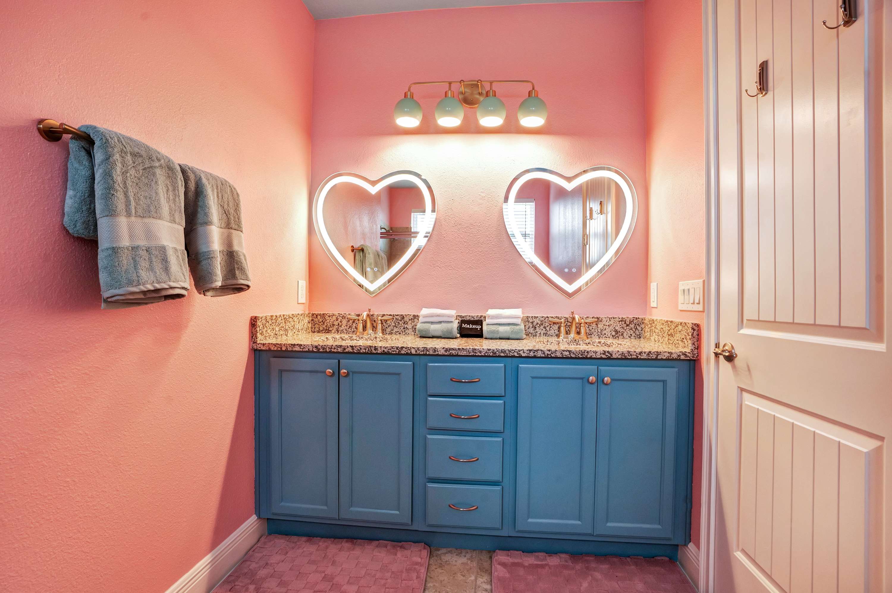 Themed 8BR retreat pool hot tub game room