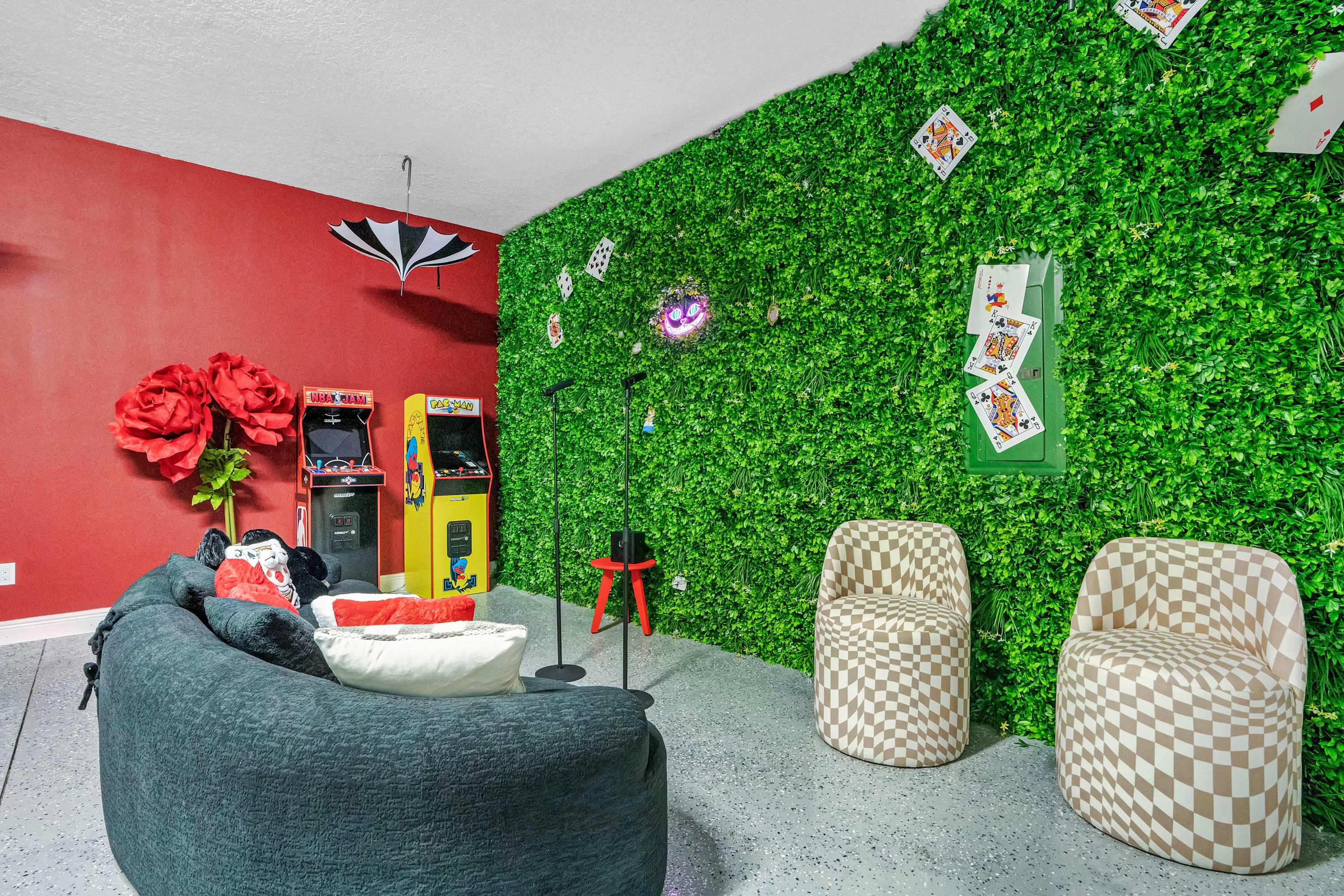 Themed 8BR retreat pool hot tub game room