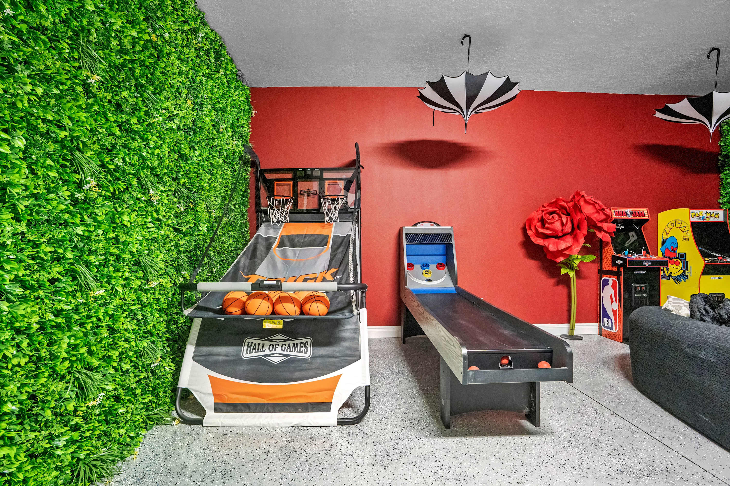 Themed 8BR retreat pool hot tub game room