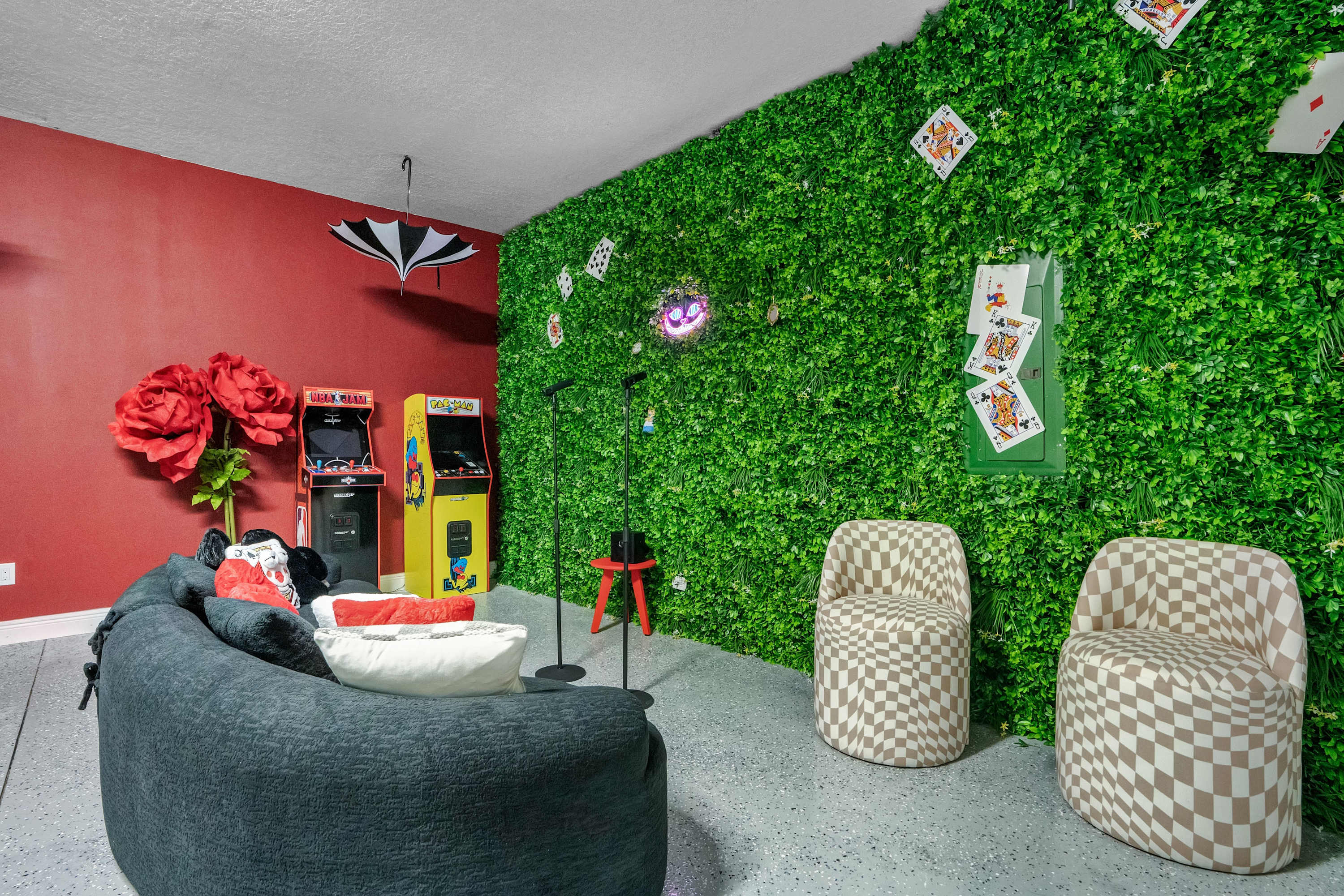 Themed 8BR retreat pool hot tub game room