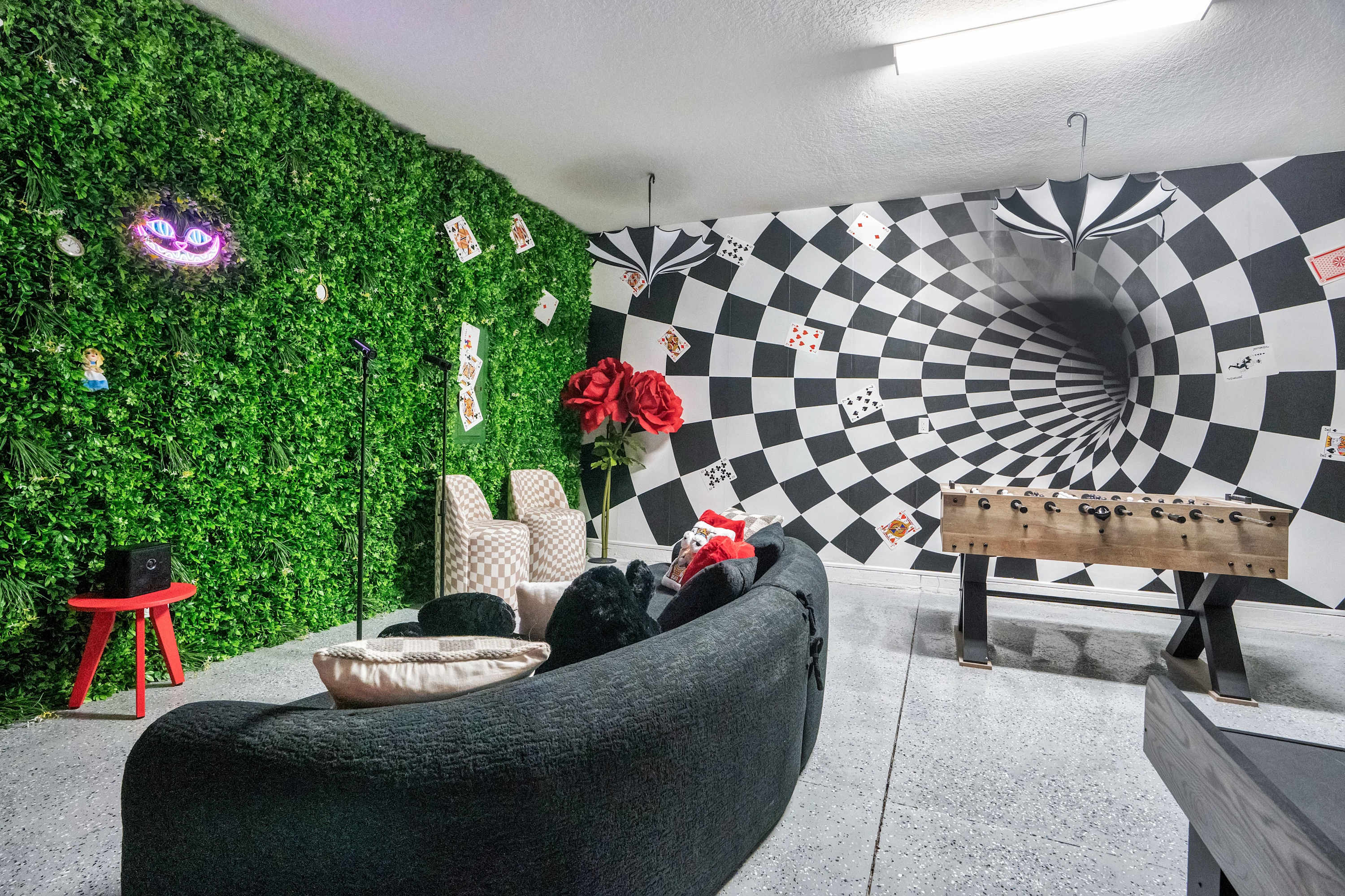 Themed 8BR retreat pool hot tub game room