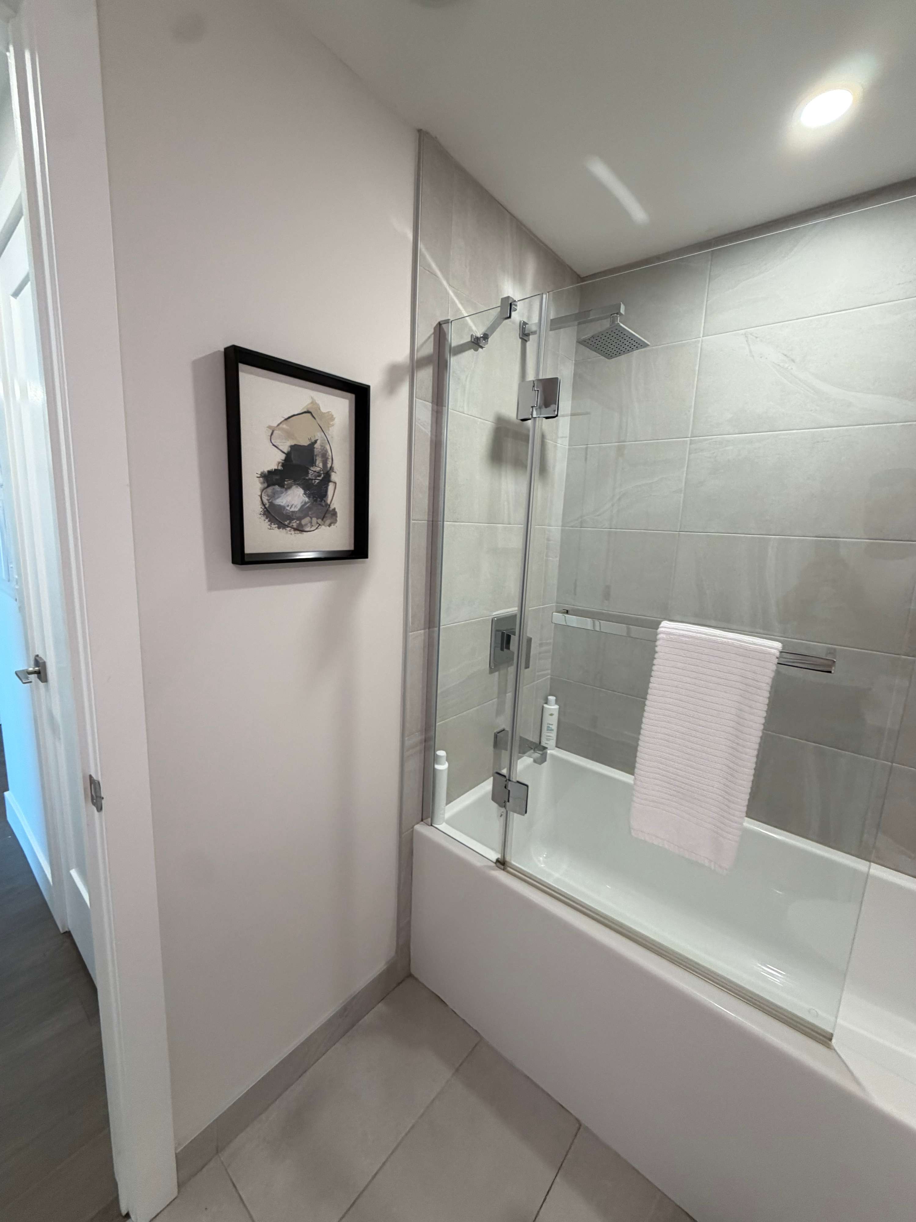 Modern 1 BR with waterview and 6 appliances