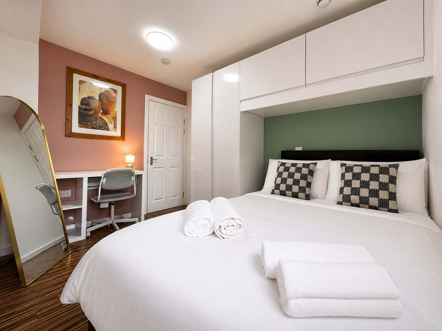 6-Bed House - Sleeps 12 - Free Parking — Hostahome managed short-let