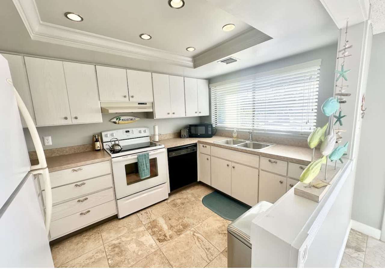 Ground-Floor Condo Walk to Beach