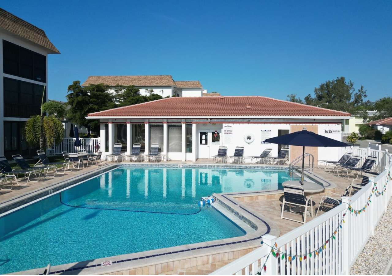 Updated 2-Bedroom Condo by Crescent Beach