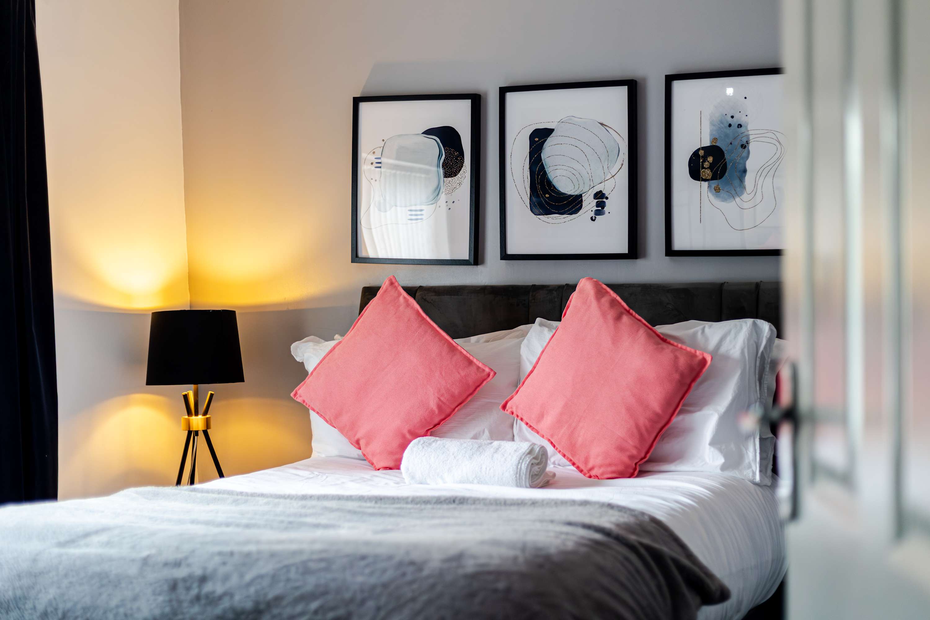 Family Haven 5 min to City Centre + 2 free parking in 42 Hacking Street M7 4YD - Property image 31 - VivreStays