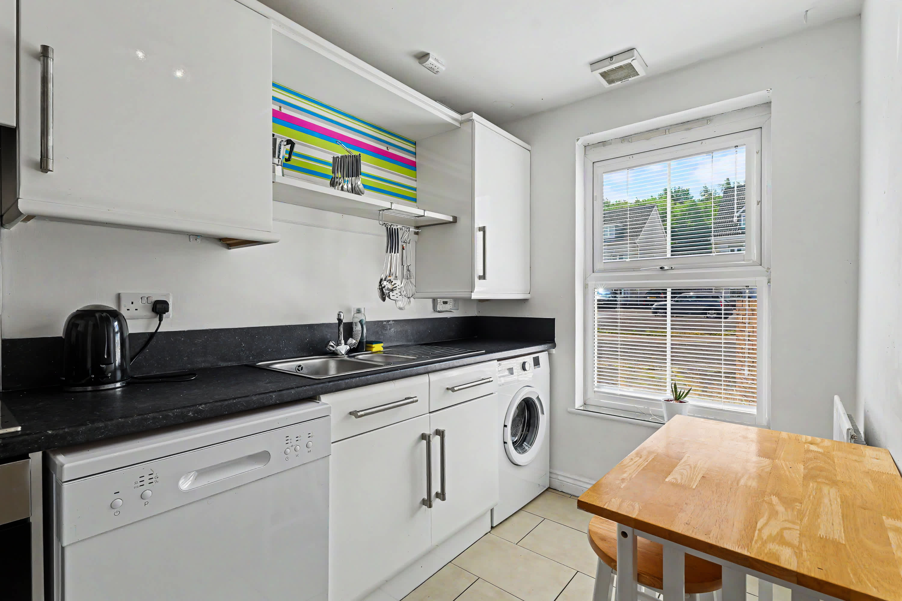 3 Bedroom Family Home in Peaceful Neighbourhood in Hawthorn Avenue 59 G72 7AE - Property image 3 - VivreStays