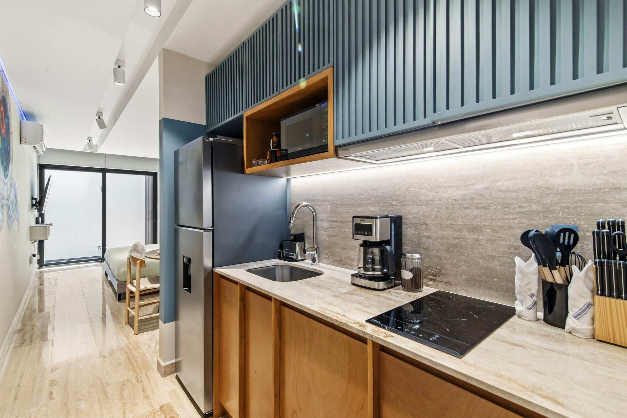 Modern Studio Near 5th Ave & Beach