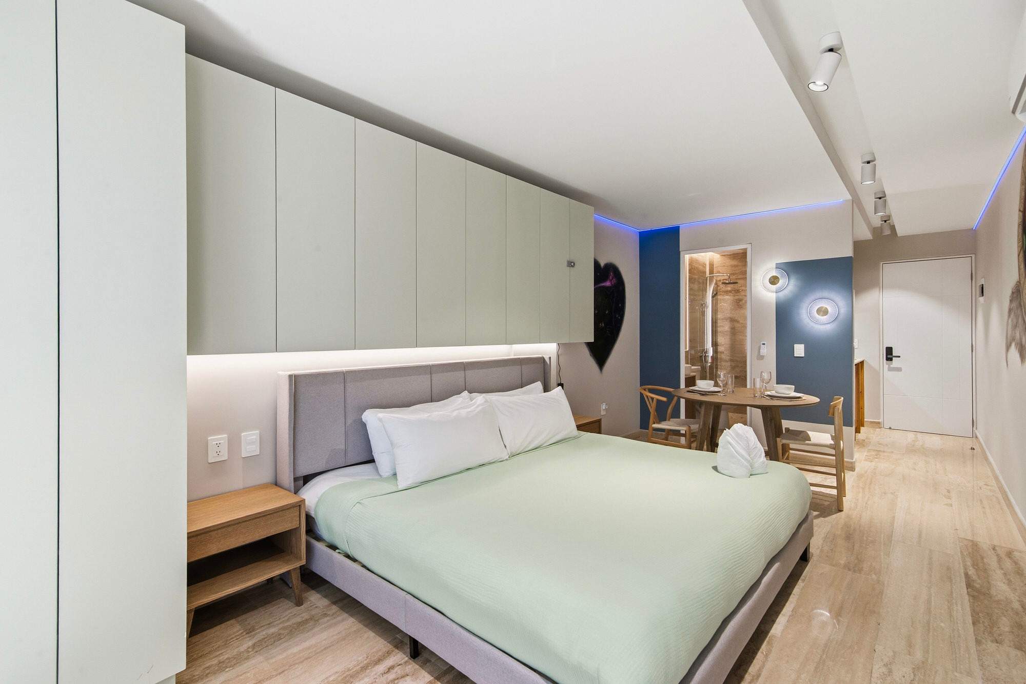 Modern Studio Near 5th Ave & Beach