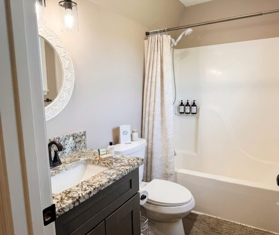 Bathroom (Upstairs)