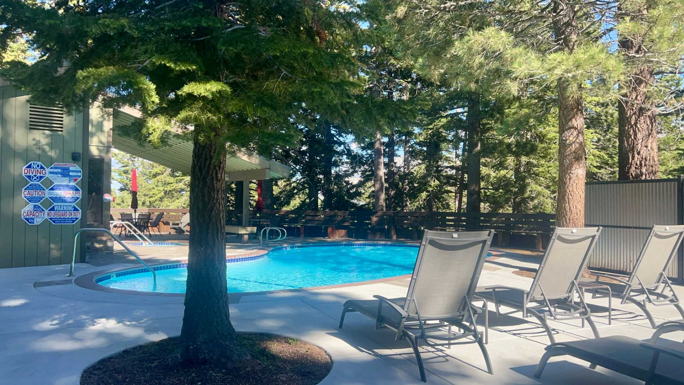 Outdoor pool & hot tub
