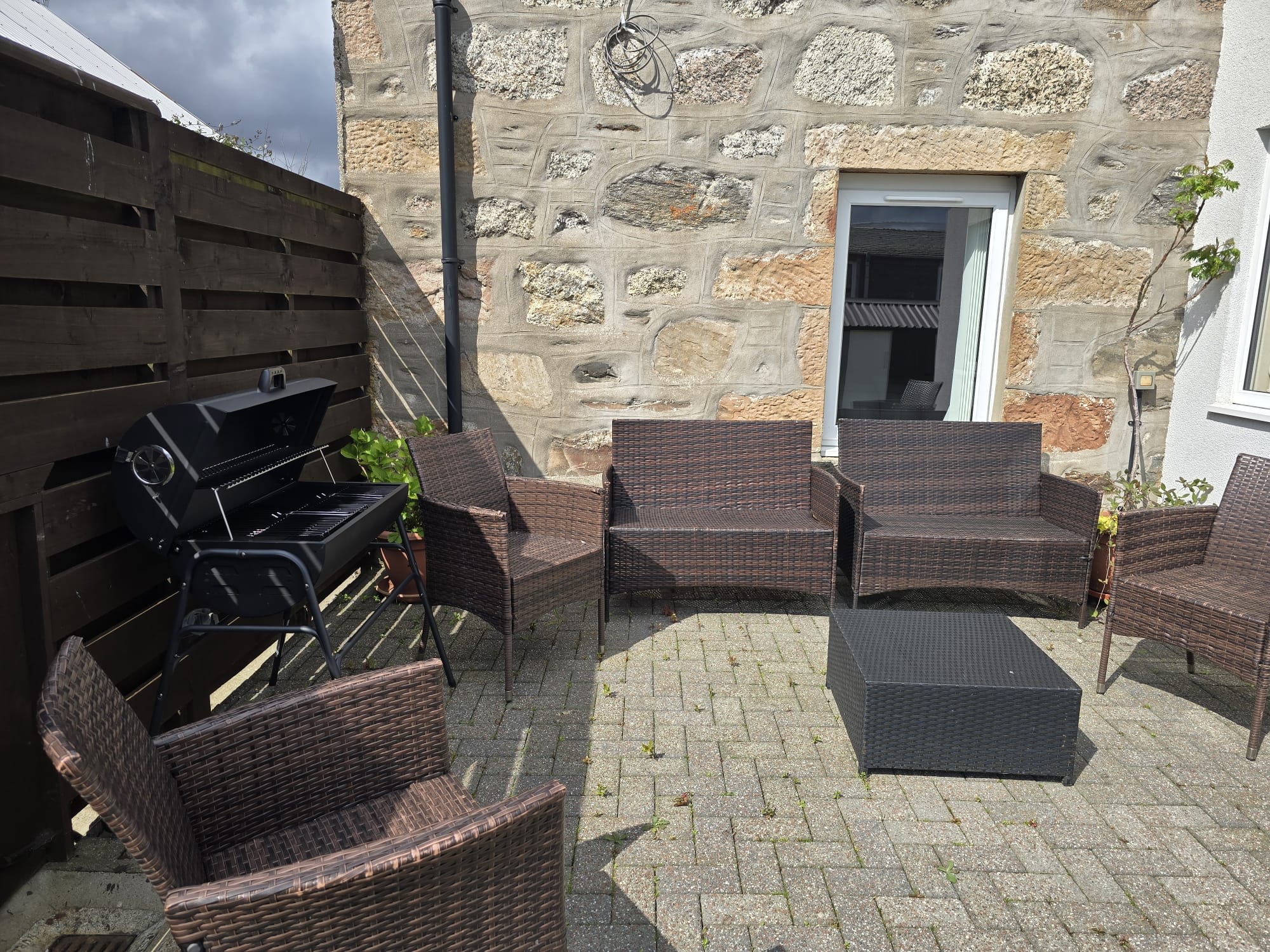 3BR Cottage w/ Garden, Free Parking for 6 Guests in 11 Dublin Cottages IV17 0YG - Property image 3 - VivreStays