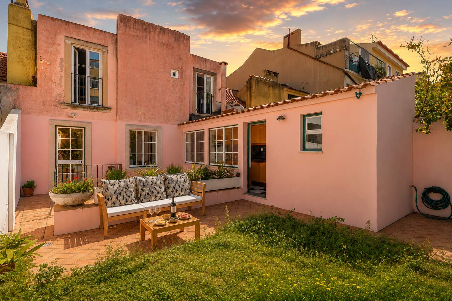 Private Garden Oasis • 160m² Family Home • Tram 28 — Lisboa, Lisbon — vacation rental