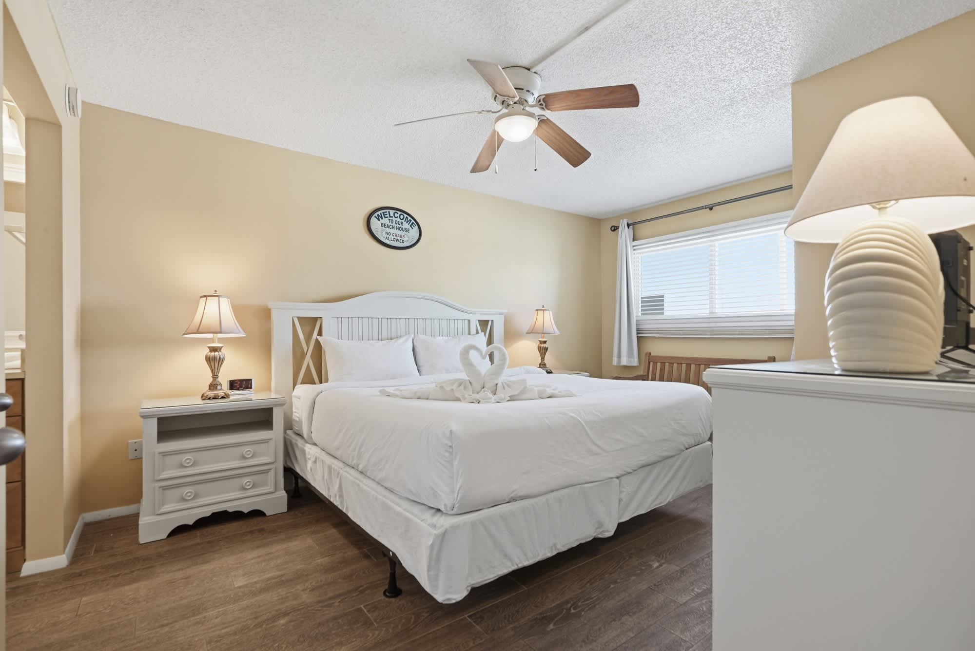The Summit 830 – Cozy bedroom with queen bed, decorative lighting, and a window with natural light.
