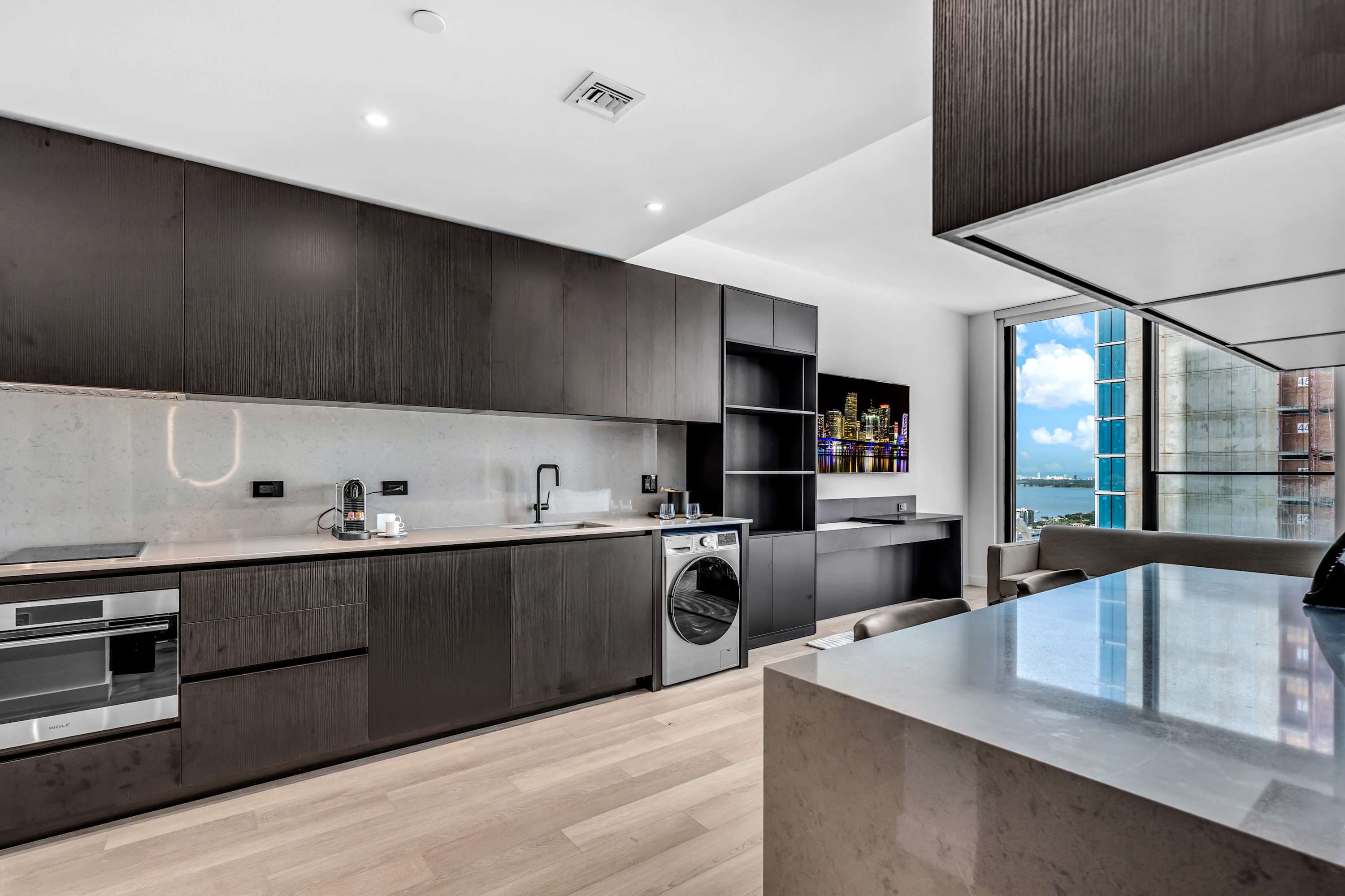 The full kitchen is well equipped for an unforgettable getaway​