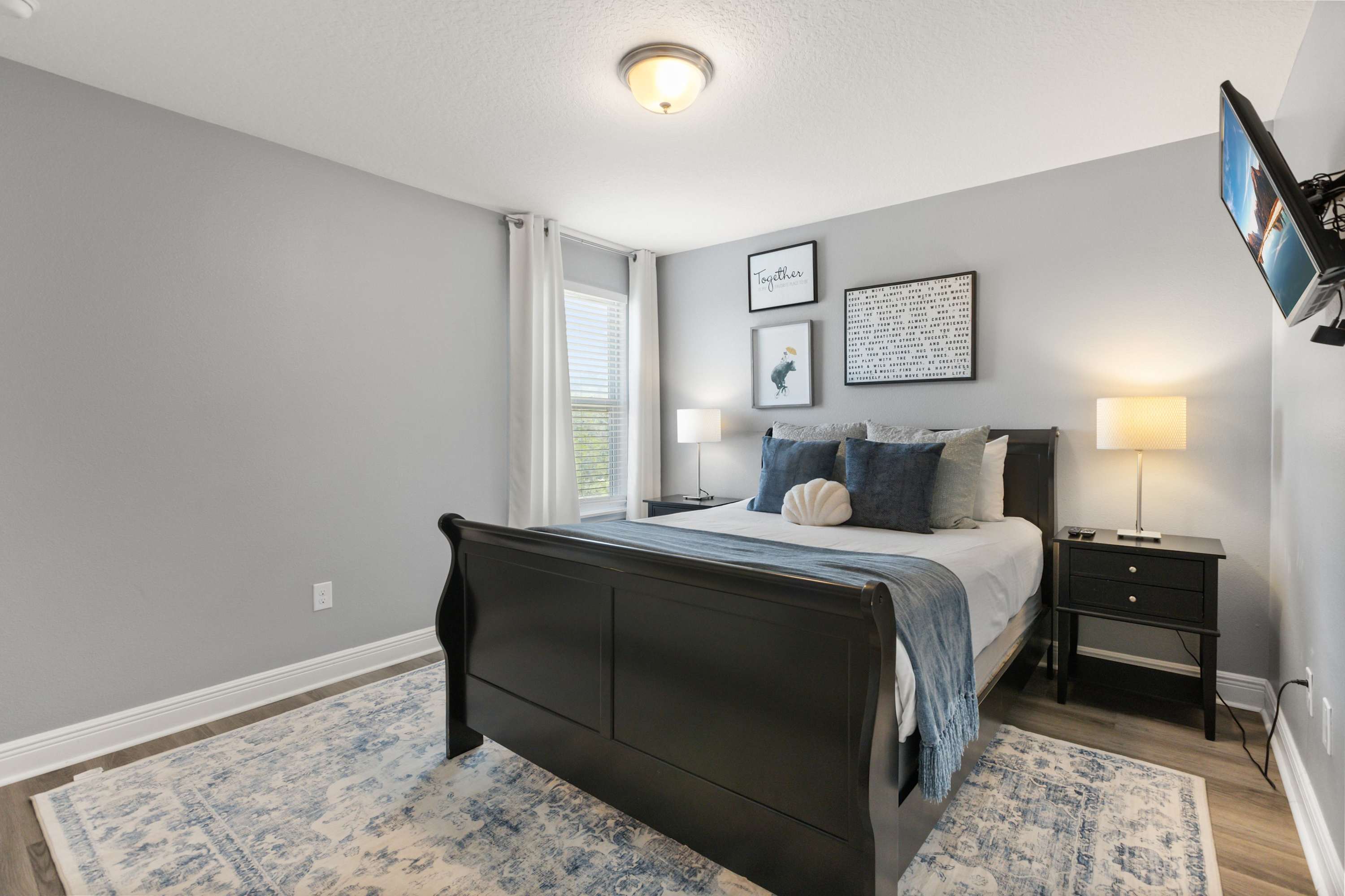 Recharge in a Cozy Single Bed with Soft Linens and Smart TV