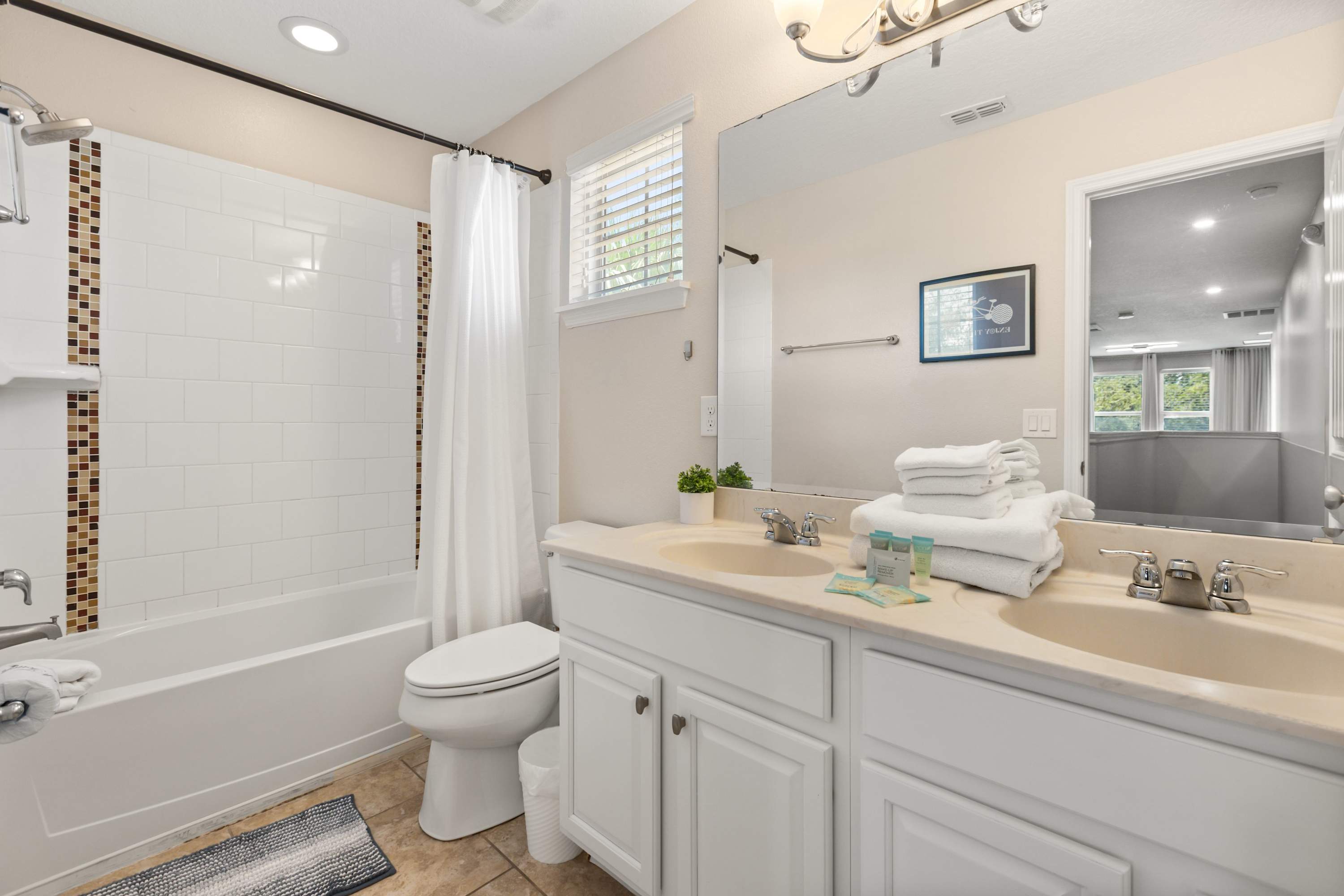 Enjoy the Convenience of Both a Shower and Bathtub