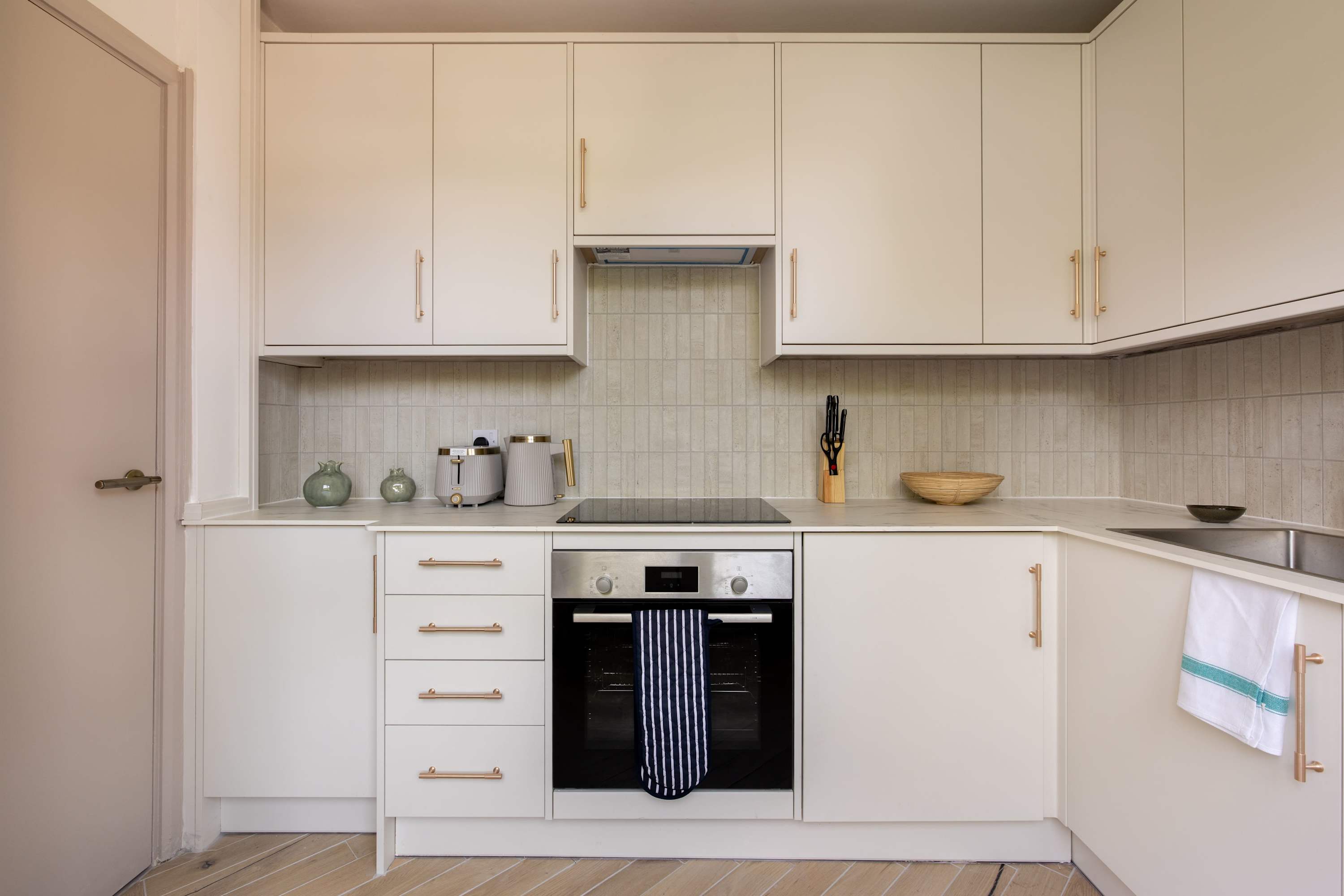 Take Five on the Green in 65 Hathersage Court, Newington Green N1 4RF - Property image 7 - VivreStays