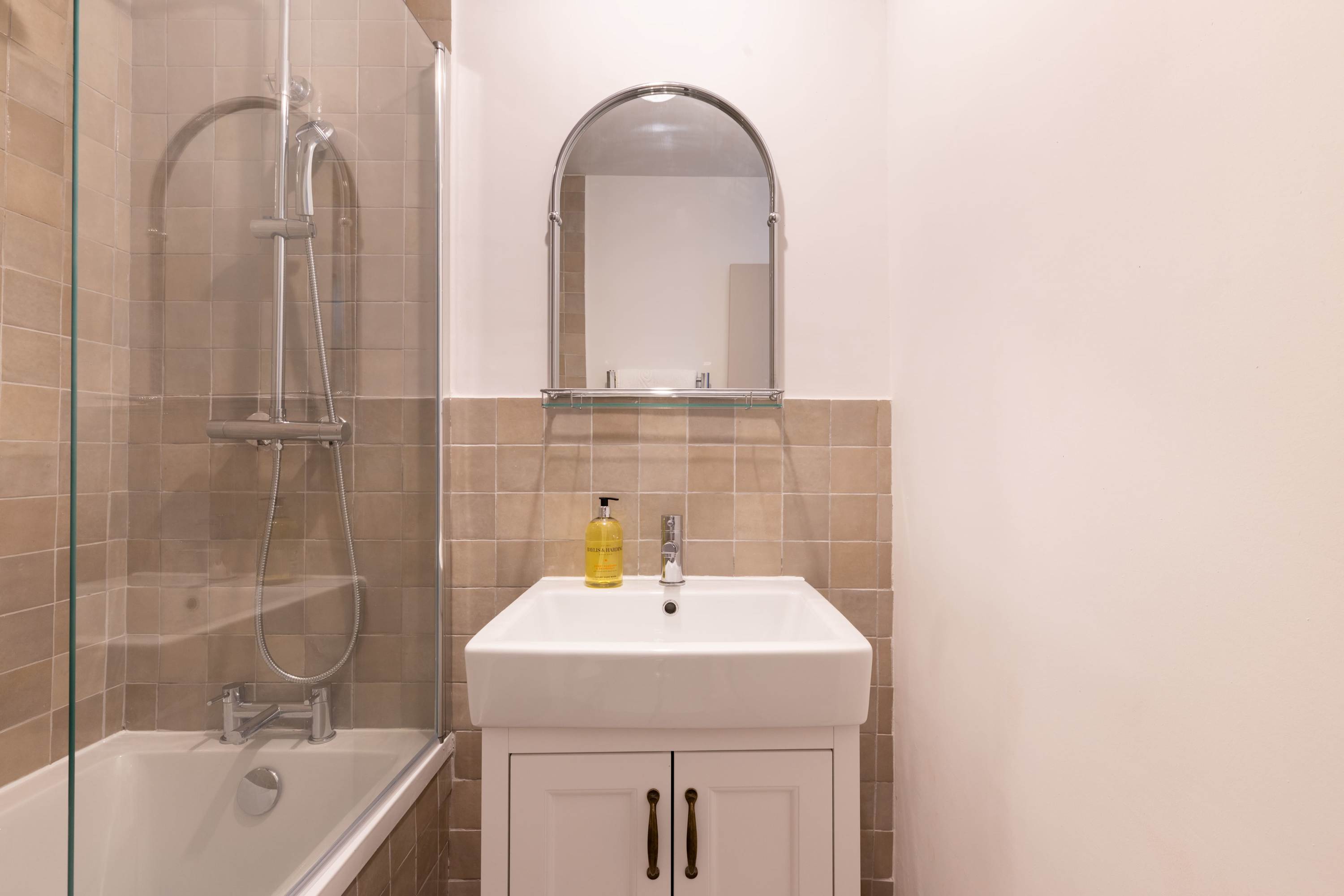 Take Five on the Green in 65 Hathersage Court, Newington Green N1 4RF - Property image 24 - VivreStays