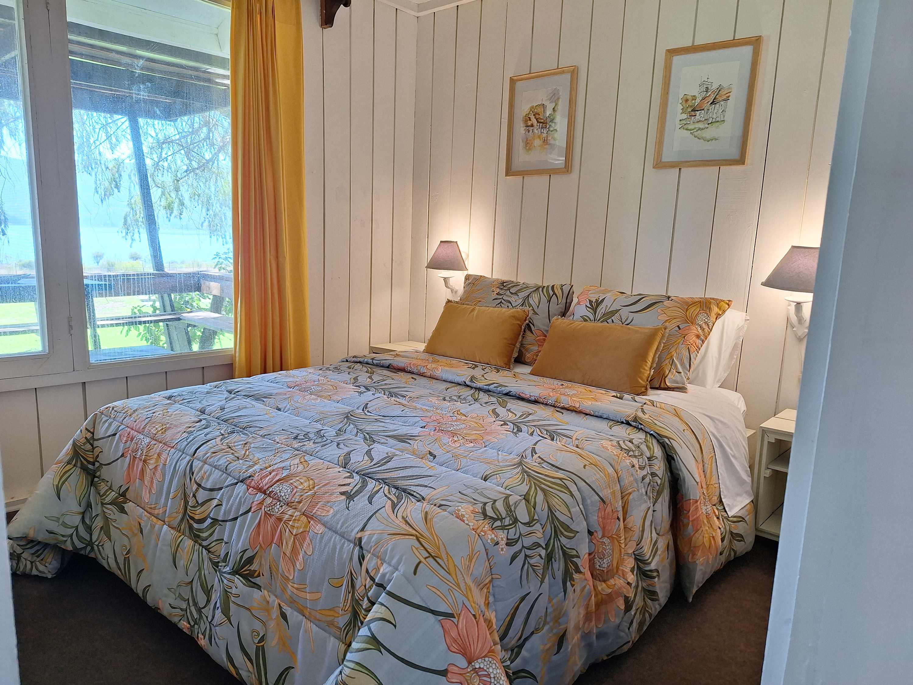 Lakefront Retreat: Hot Tub, Pool, Free Parking