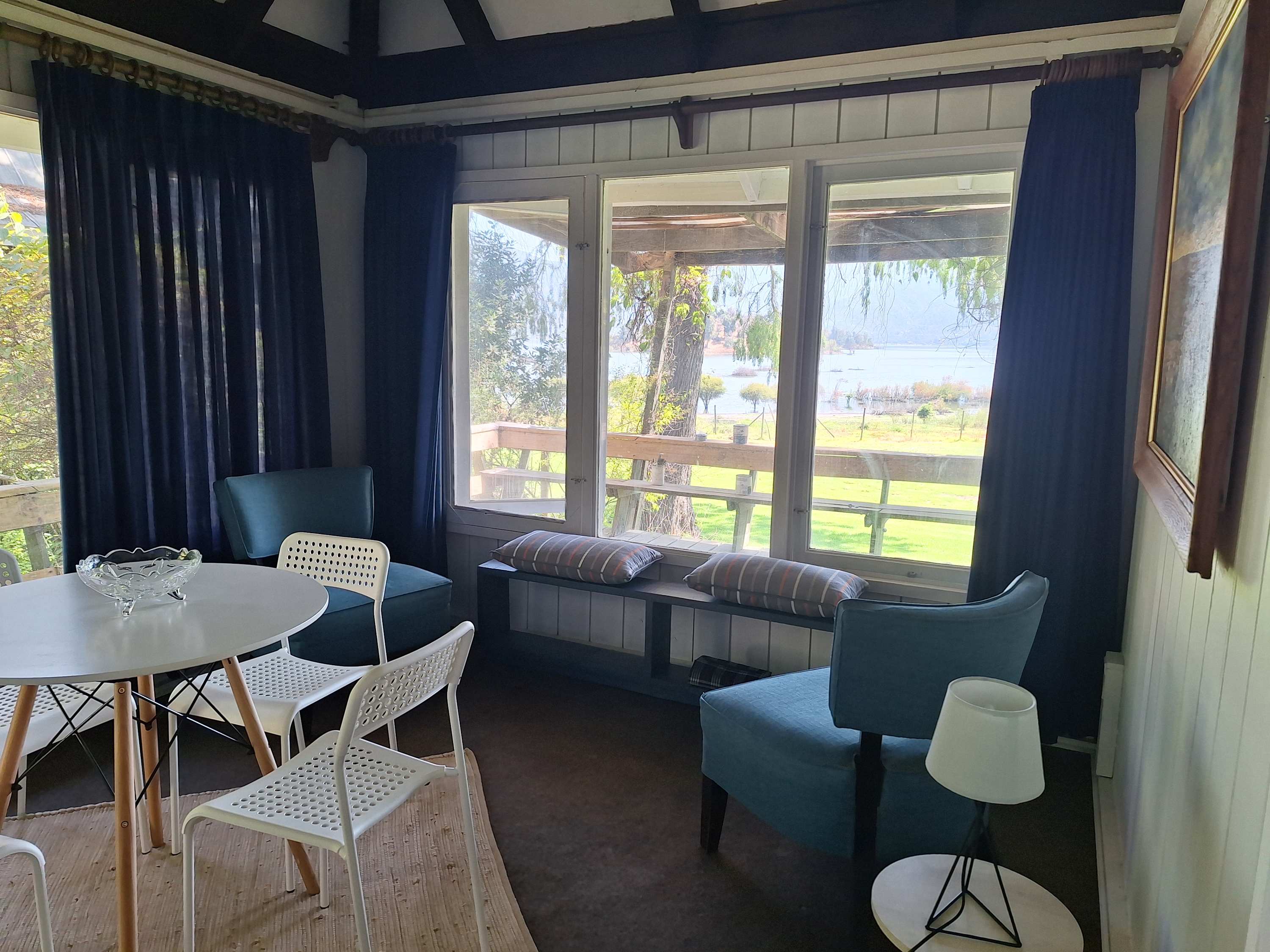 Lakefront Retreat: Hot Tub, Pool, Free Parking