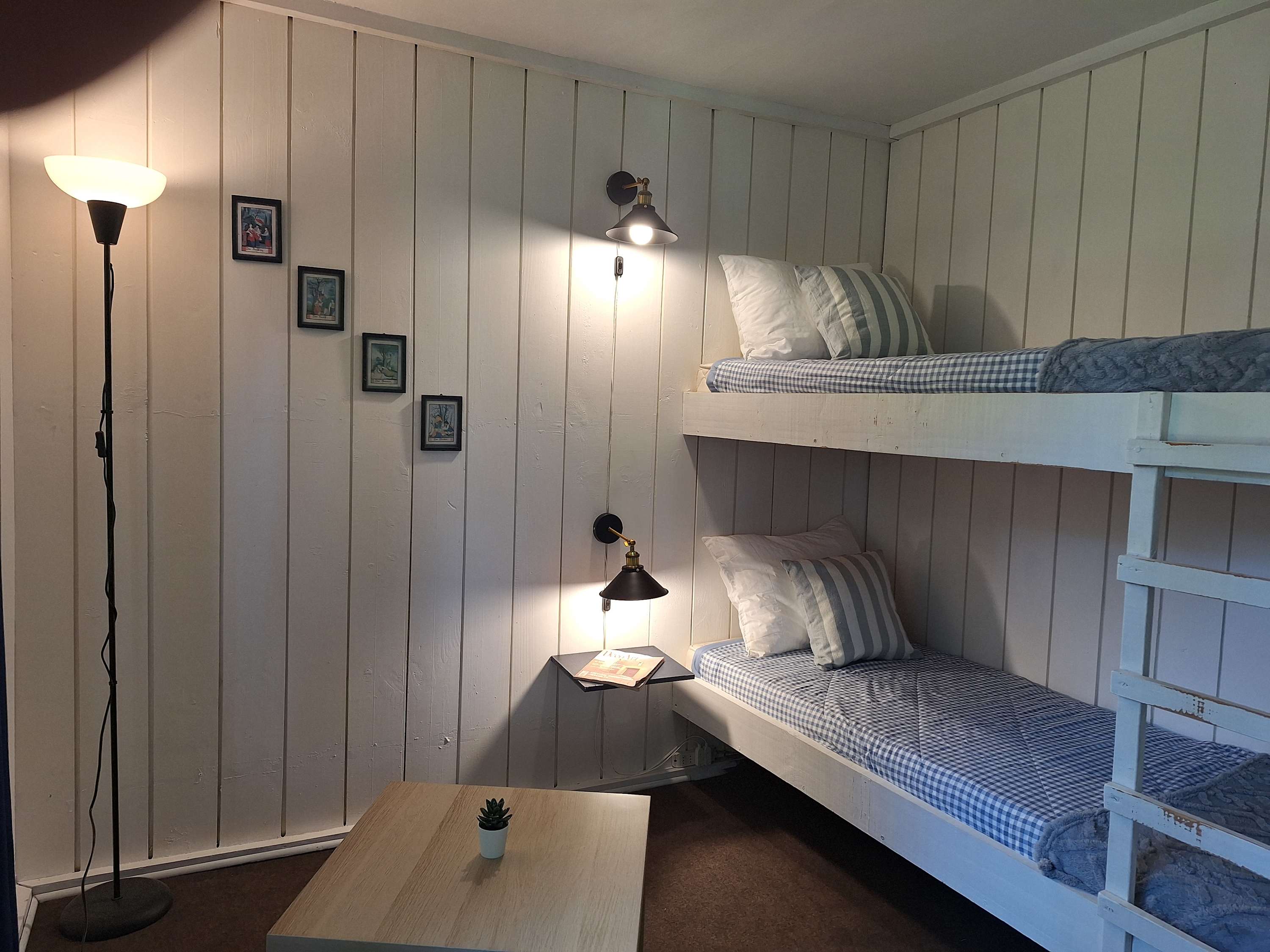 Lakefront Retreat: Hot Tub, Pool, Free Parking