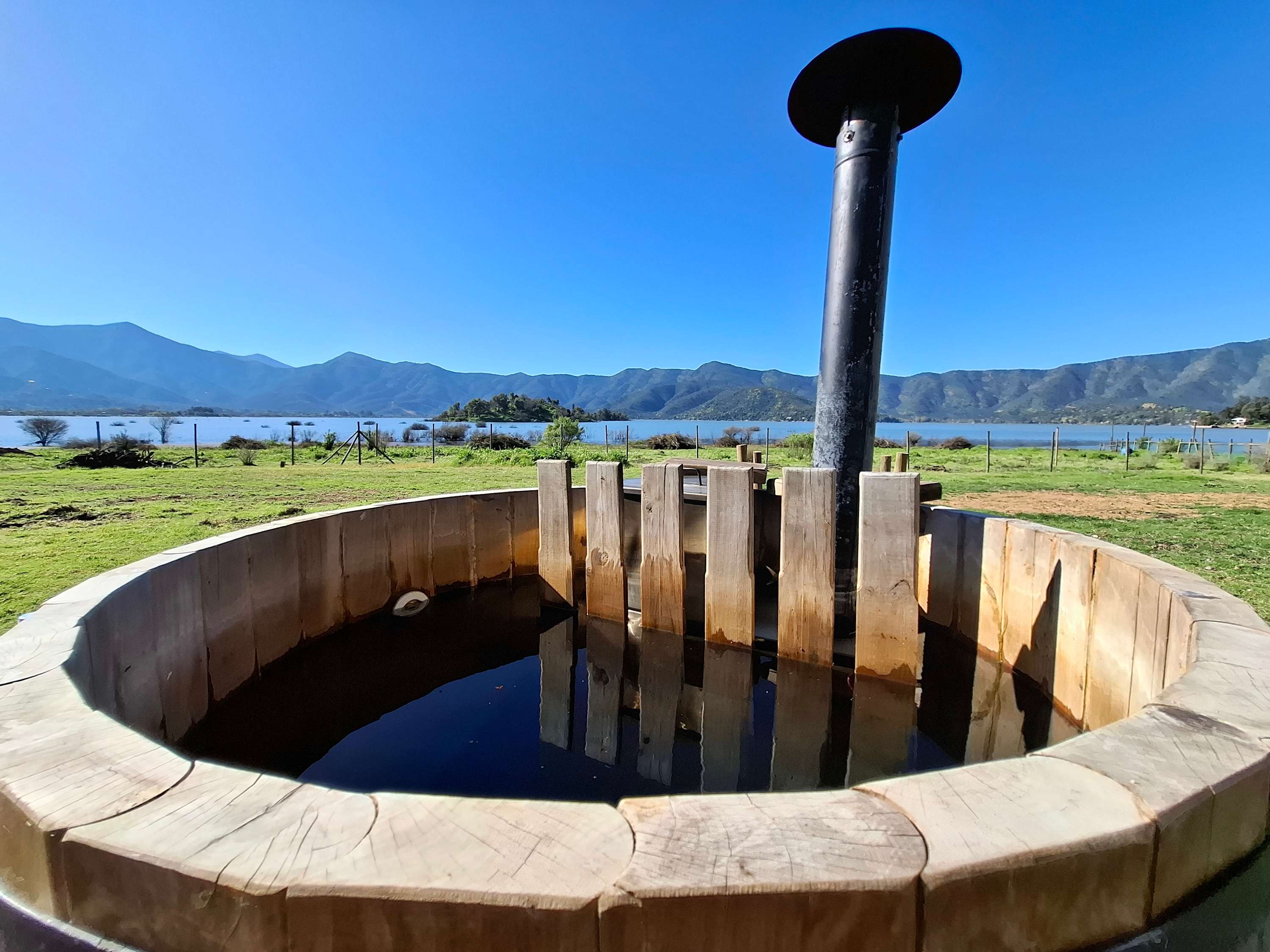 Lakefront Retreat: Hot Tub, Pool, Free Parking