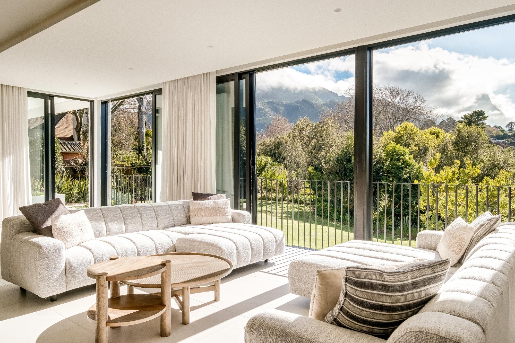 Luxury Constantia 5 Bed with Jacuzzi Villa Linea | Photo 2