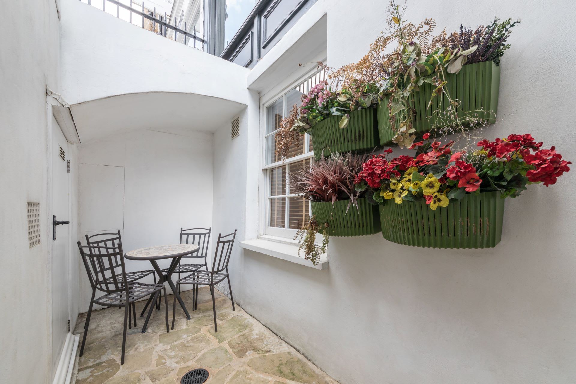 Fitzrovia Duplex · 2-Bed · Private Patio Garden in Warren Street, 31 W1T - Property image 3 - VivreStays