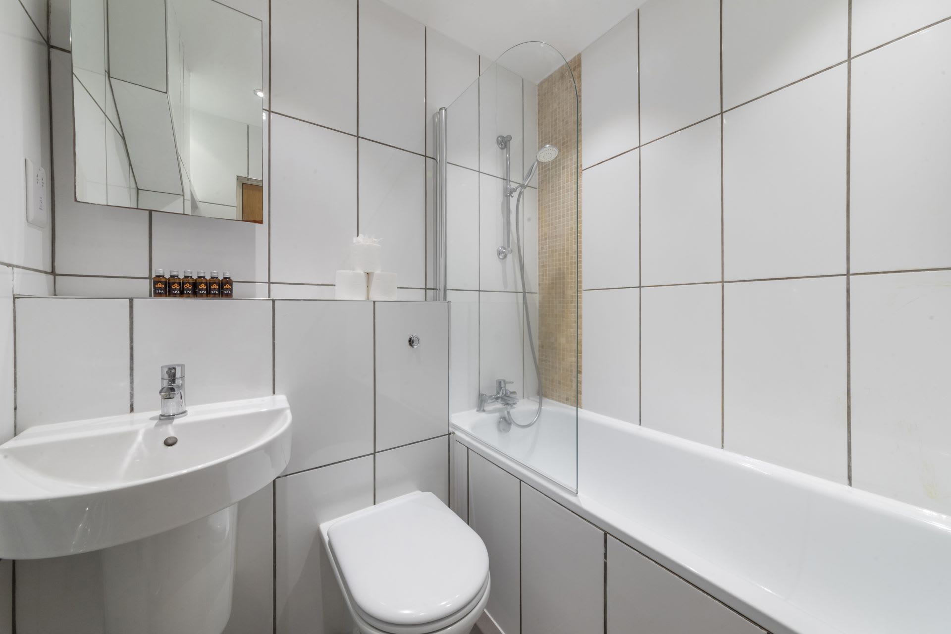 Fitzrovia Duplex · 2-Bed · Private Patio Garden in Warren Street, 31 W1T - Property image 10 - VivreStays