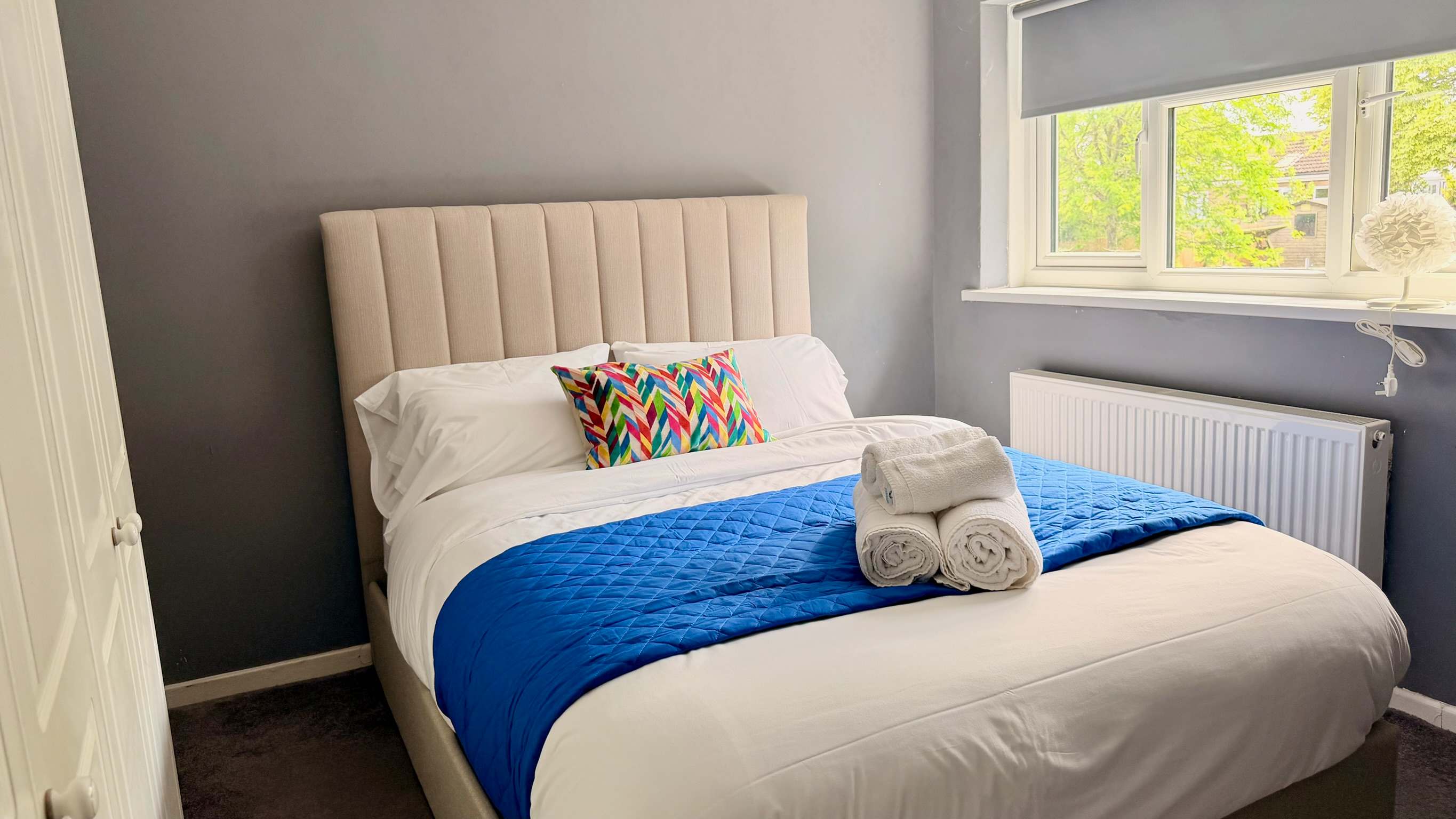 Duxford Spacious 4BR Home near IWM Duxford Aviation serviced apartment - Duxford - VivreStays