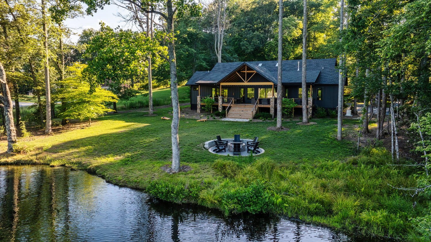 BRAND NEW Perfect Getaway with Lake Views, Full Kitchen and Outdoor Fire Pit