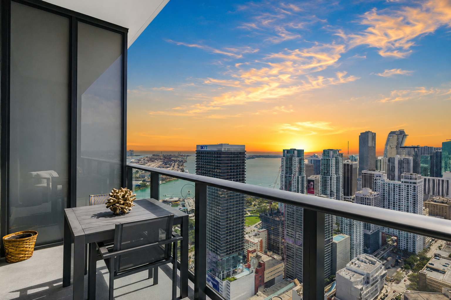 Modern Studio | Pool & Gym | MetroMover 0.1 Mi