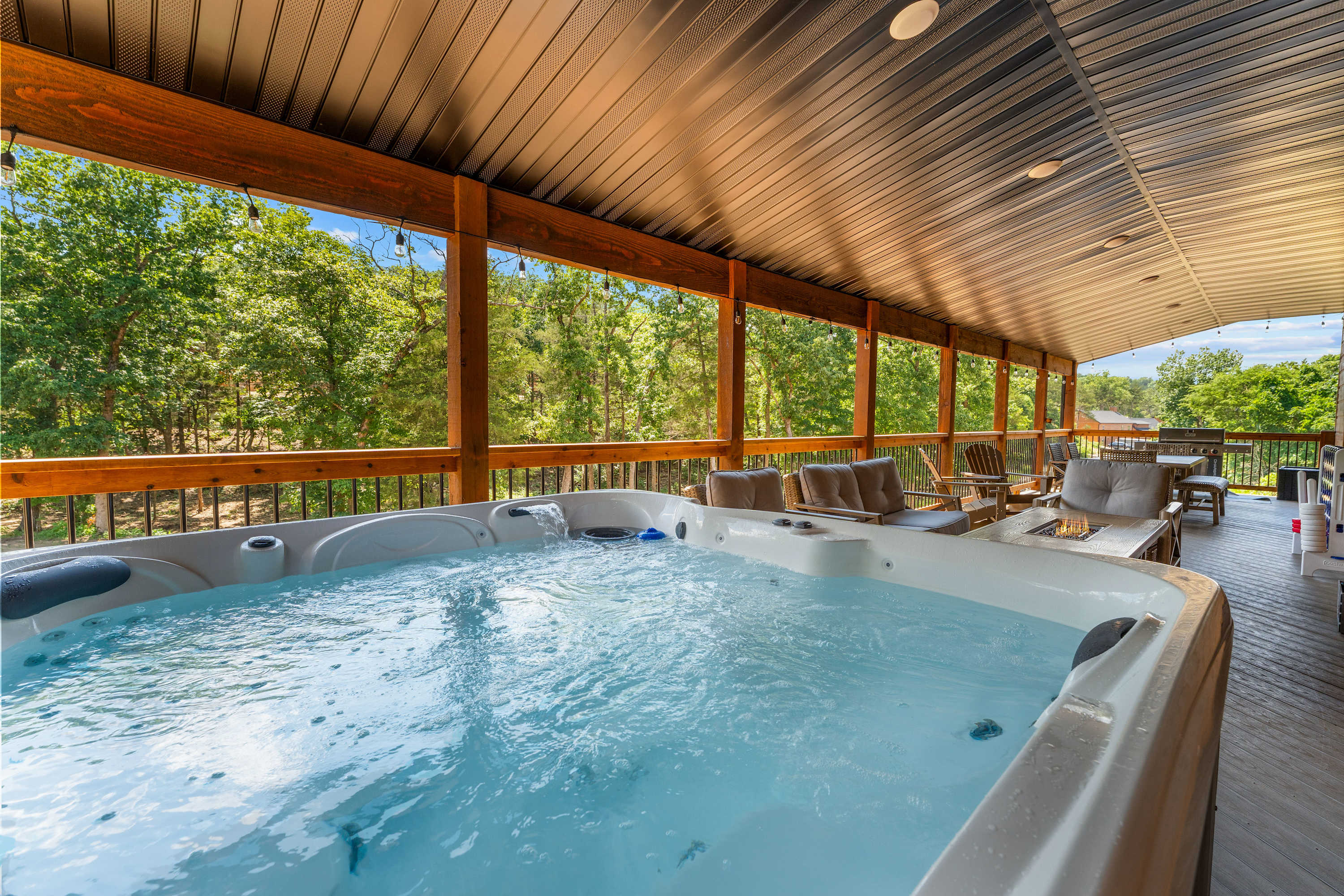 Lumberjack Lodge with Amenities | Photo 2