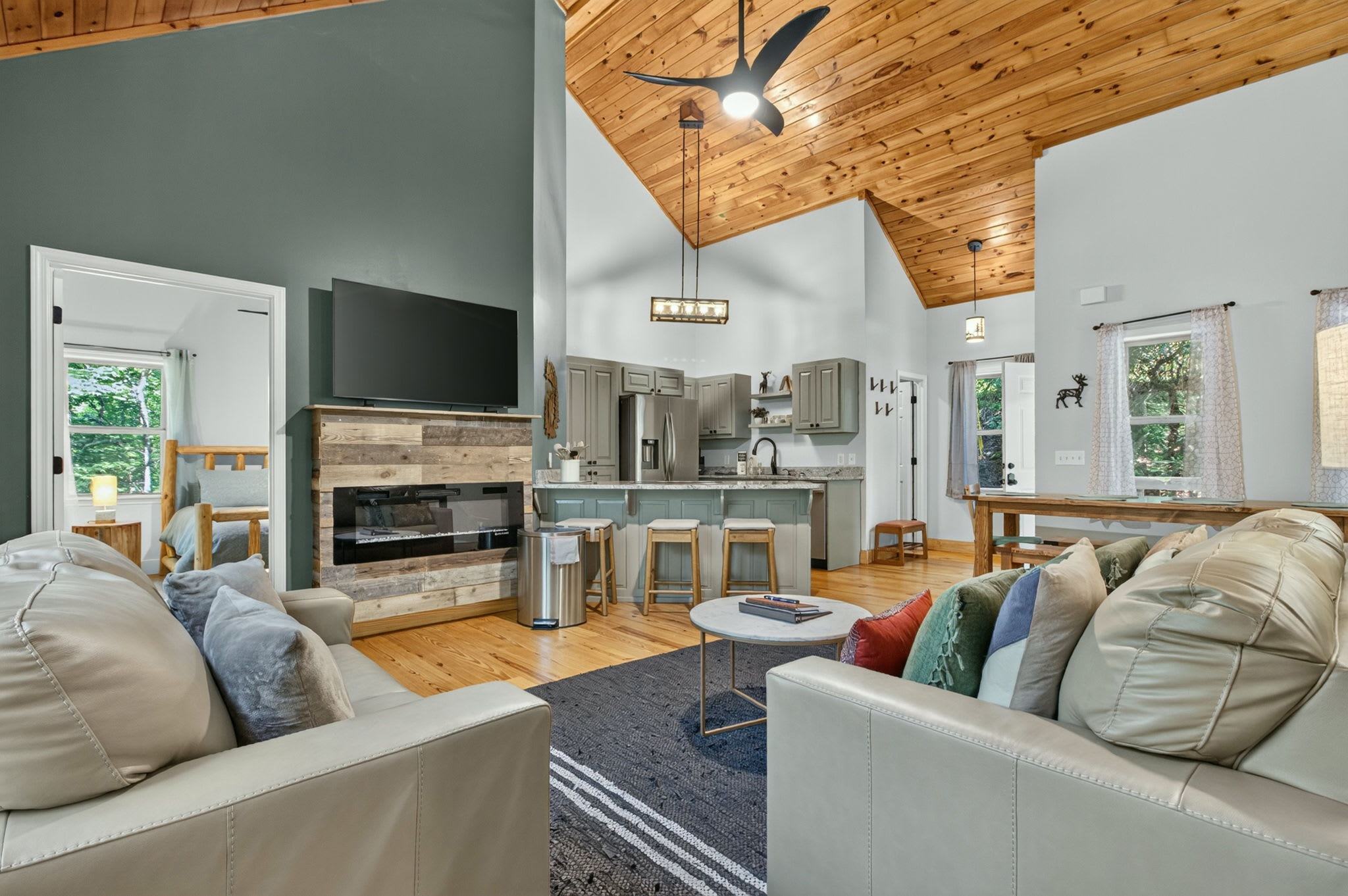 Gem of the Mountain -Cozy Cabin Retreat Near Helen in Sautee Nacoochee, GA
