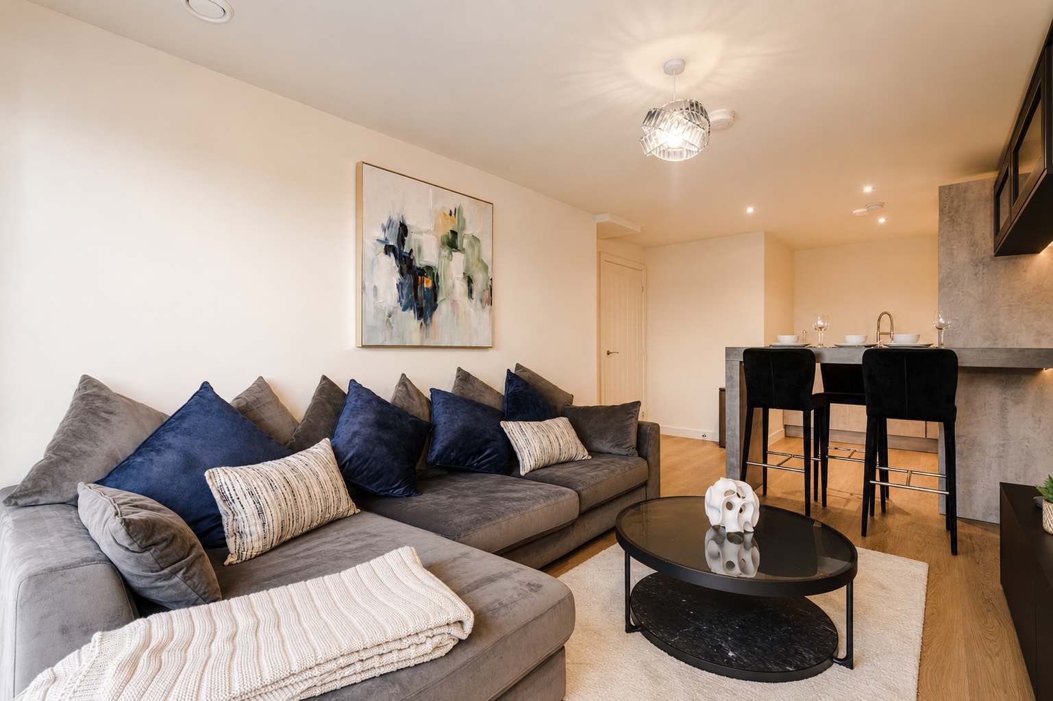 Riverside 2Bed 2 Bath Leeds Fast WiFi — Hostahome managed short-let