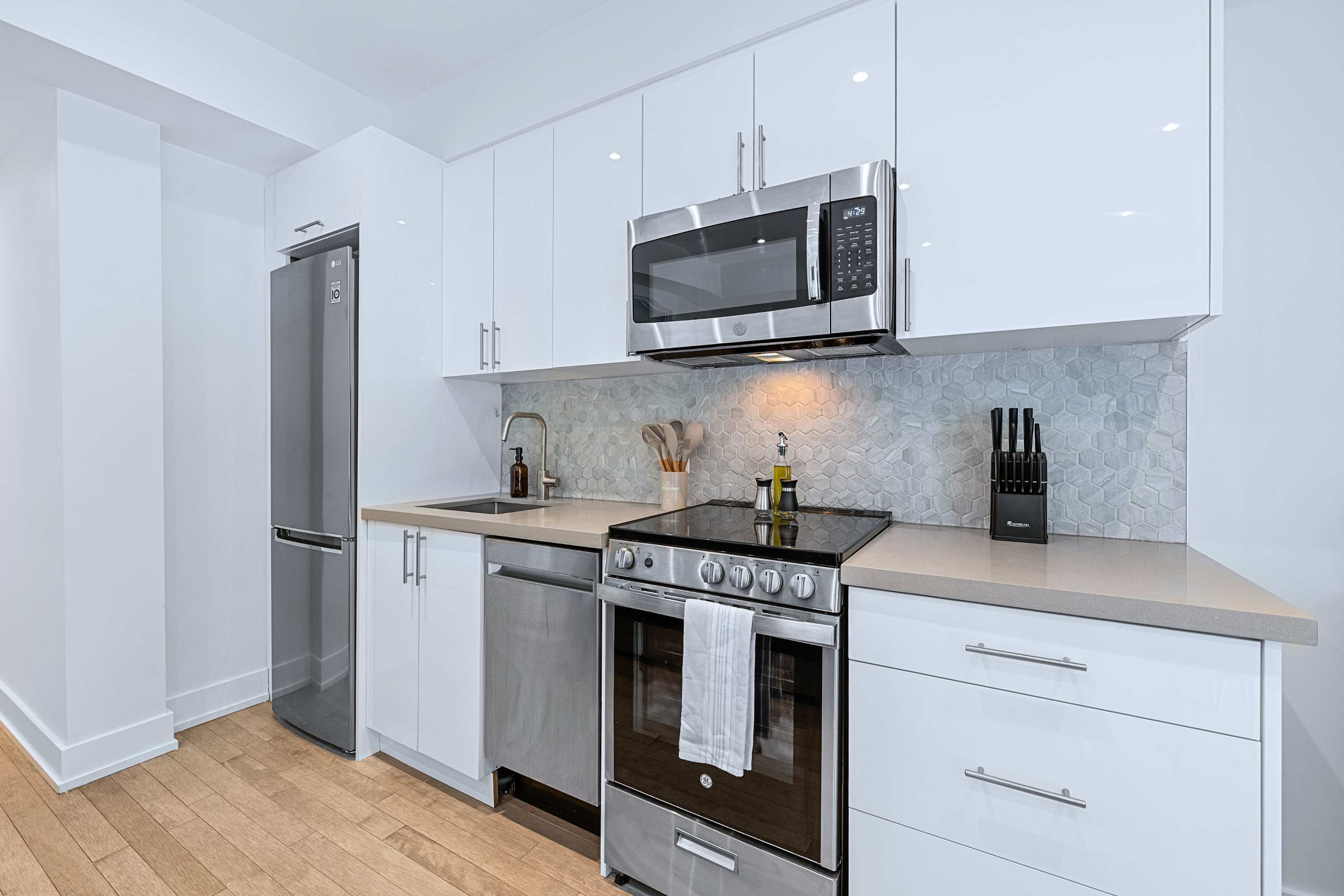 Westend Suite Near High Park Bloor West | Photo 11